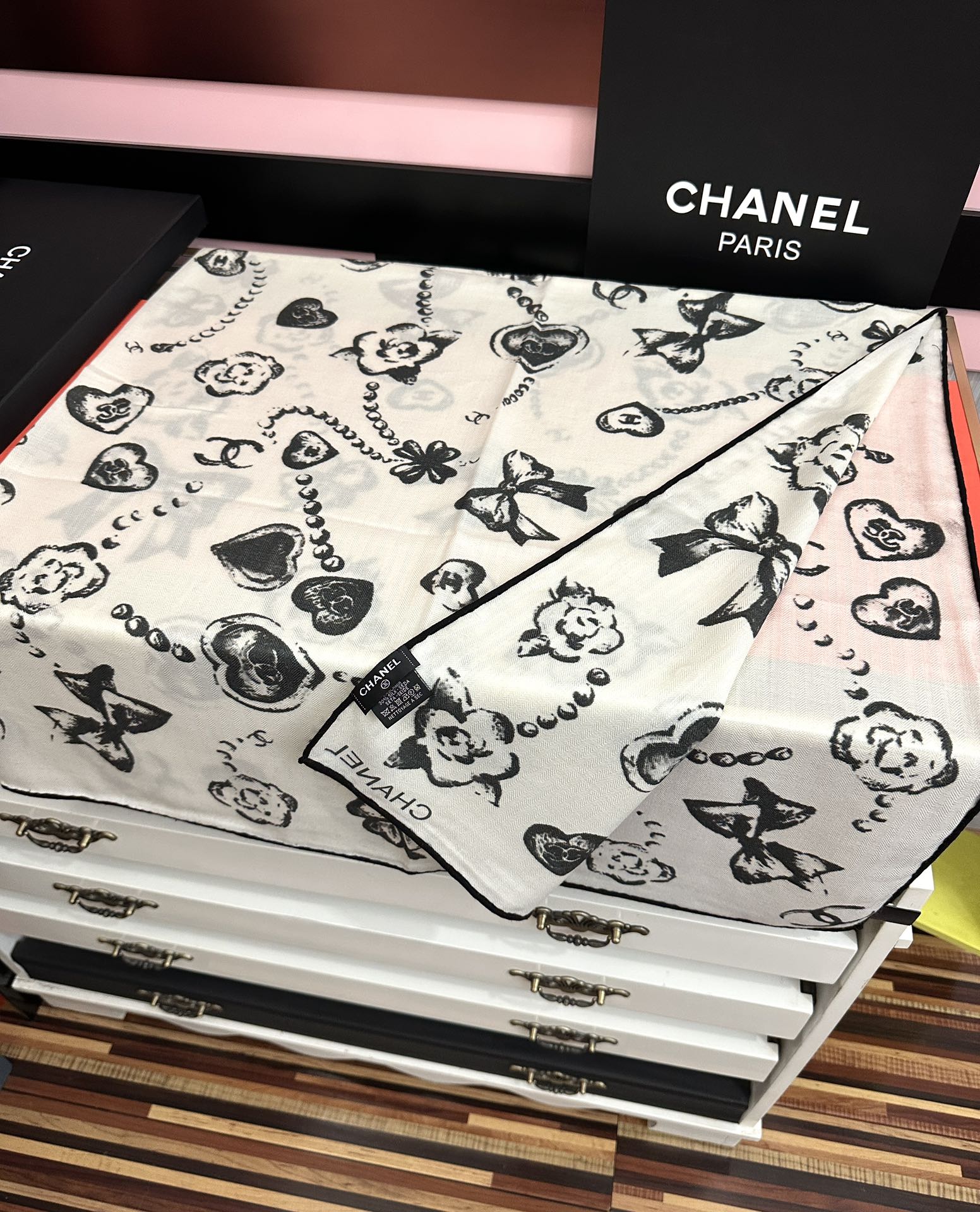 P235新款❤️2025 香奈儿 太美了 【双面同色】[發]经典茶花帽子🎩设计优雅风[礼物]~气质到骨子里[色]香奶奶新一季的面料超高级，真心超级柔软，丝丝顺滑[太阳]韧性很强 不容易被轻易勾丝！今年新出的系列~真的被这样的设计美到[强]一条小香的丝巾[色]给你最好的搭配[嘴唇]上身效果简直优雅气质到不行[礼物]非常灵动.层次优雅质感.[庆祝]香粉必入[發]上身效果真的不用多说的美(搭配服饰鞋包更有感觉)[啤酒]实物绝对更美[强]经典黑白色[太阳]尺寸：140x140、材质30%真丝+70%丝羊绒，2⃣️色