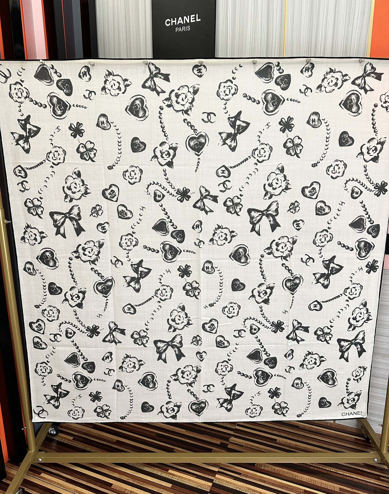 P235新款❤️2025 香奈儿 太美了 【双面同色】[發]经典茶花帽子🎩设计优雅风[礼物]~气质到骨子里[色]香奶奶新一季的面料超高级，真心超级柔软，丝丝顺滑[太阳]韧性很强 不容易被轻易勾丝！今年新出的系列~真的被这样的设计美到[强]一条小香的丝巾[色]给你最好的搭配[嘴唇]上身效果简直优雅气质到不行[礼物]非常灵动.层次优雅质感.[庆祝]香粉必入[發]上身效果真的不用多说的美(搭配服饰鞋包更有感觉)[啤酒]实物绝对更美[强]经典黑白色[太阳]尺寸：140x140、材质30%真丝+70%丝羊绒，2⃣️色