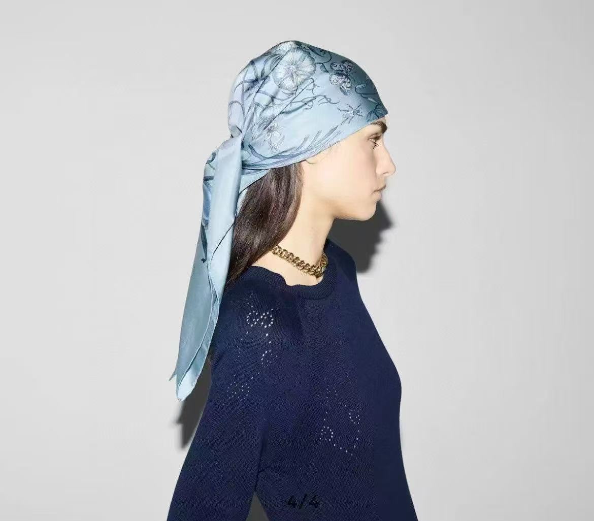 NO:704532,New Gucci 'Floral Silk Scarf' twill silk with exquisite hand-rolled edges [Celebration] Smooth and smooth with excellent drape [Deyi] Using elegant blue as the base tone [Lip] Refreshing the brand's iconic Flora floral print, showing timeless romance and elegance. Neutral and soft background is easy to match [呲呲] The floral color is rich in layers but not ostentatious [Celebration] Suitable for daily commuting or styling [Rose] Add a touch of romance to it Size 90x90  Material: real silk, 3-color high version scarf, high version scarf, real silk19860909新款 古奇《花卉丝巾》斜纹真丝 精致手工卷边[庆祝]光泽柔滑且垂感极佳[得意]以典雅的蓝色为基调[嘴唇]将品牌标志性的Flora花卉印花焕新呈现,展现出隽永的浪漫与优雅中性柔和的底色易于搭配[呲牙]花卉色彩层次丰富却不张扬[庆祝]适合日常通勤或度造型[玫瑰]为其增添一抹浪漫气息尺寸90x90 材质真丝,3色高版本围巾,高版本围巾,real silk,scarf