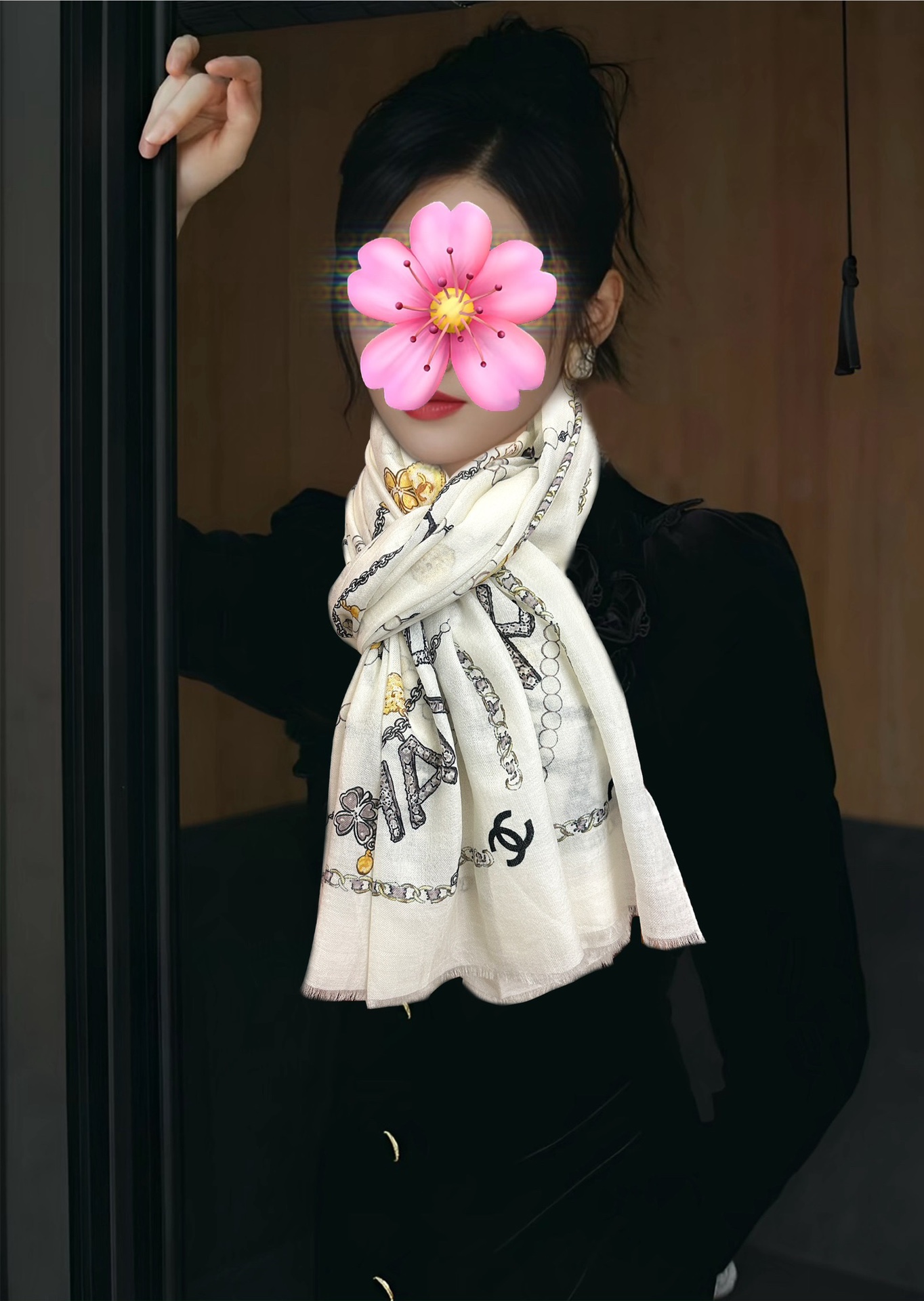 NO:704520,Hot item Xiaoxiang The latest top design is so beautiful, I really like the real thing. The shawl is decorated with printing. No matter the design or printing, the details are very good. It can be seen that the whole scarf gives people an aura and is very delicate at the same time. High-end VIP recommendation is definitely worth buying. Size 100x200cm material cashmere, 2-color high version scarf, high version scarf, shawls19860909爆款到 小香 最新款顶级设计太美了,真心赞实物真心美 披肩配以印花无论设计喷绘都是非常到位细节都可见整个围巾给人气场的同时又非常精致高端VIP推荐绝对值得入手尺寸100x200cm材质羊绒,2色高版本围巾,高版本围巾,shawls,scarf