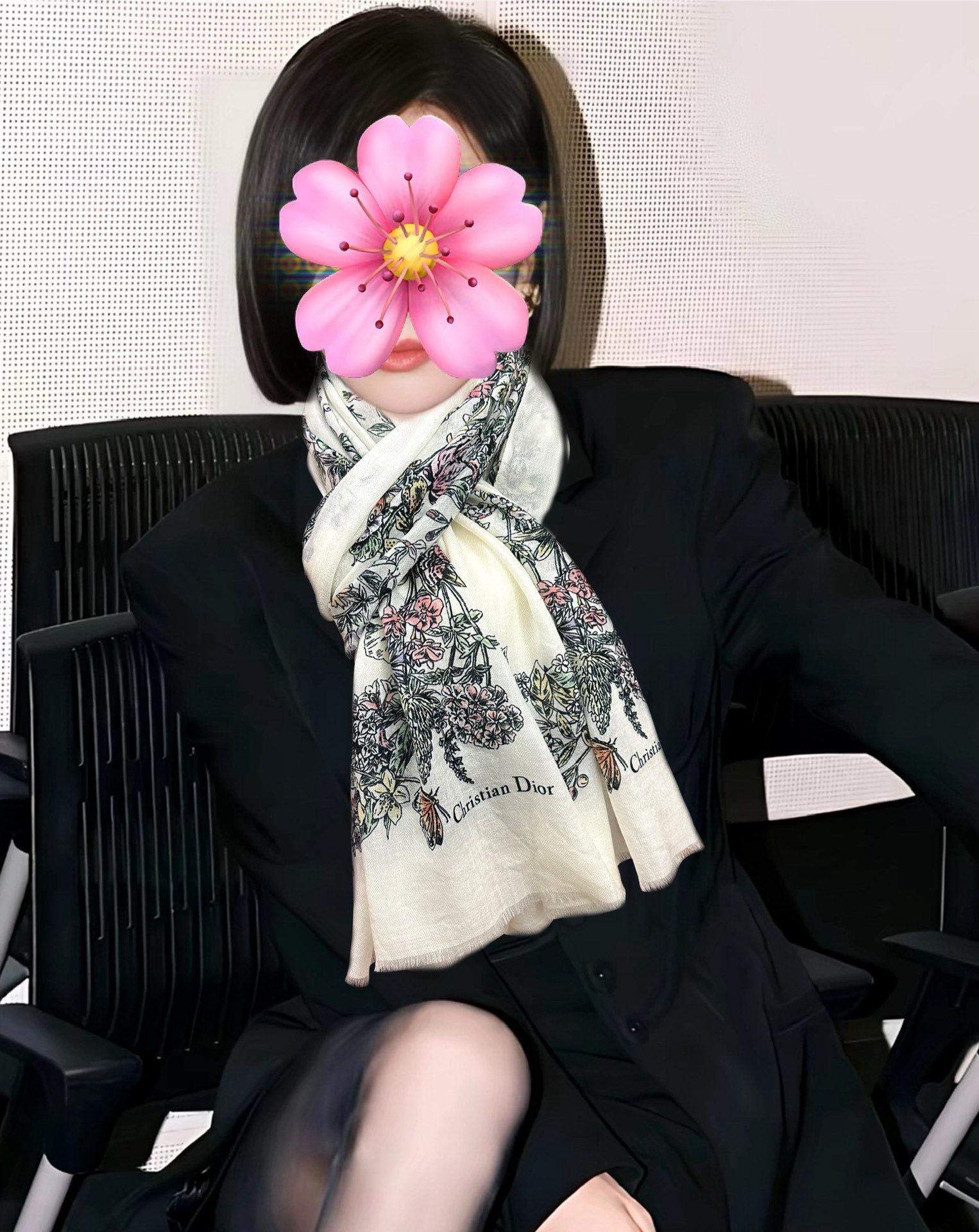 NO:704529,New Dior Latest [Flower Series] Highly Recommended Must-Have Style The top-notch design is so beautiful, I really like the real thing. The shawl is decorated with printing, no matter whether it is designed or printed, the details are very good. It can be seen that the whole scarf gives people aura and is very delicate at the same time. High-end VIP recommendation is definitely worth buying. Size 100x200 material cashmere, 2-color high version scarf, high version scarf, dior, shawls19860909新款 迪奥 最新款【花卉系列】重磅推荐必备款 顶级设计太美了,真心赞实物真心美 披肩配以印花无论设计喷绘都是非常到位细节都可见整个围巾给人气场的同时又非常精致高端VIP推荐绝对值得入手尺寸100x200材质羊绒,2色高版本围巾,高版本围巾,dior,shawls,scarf
