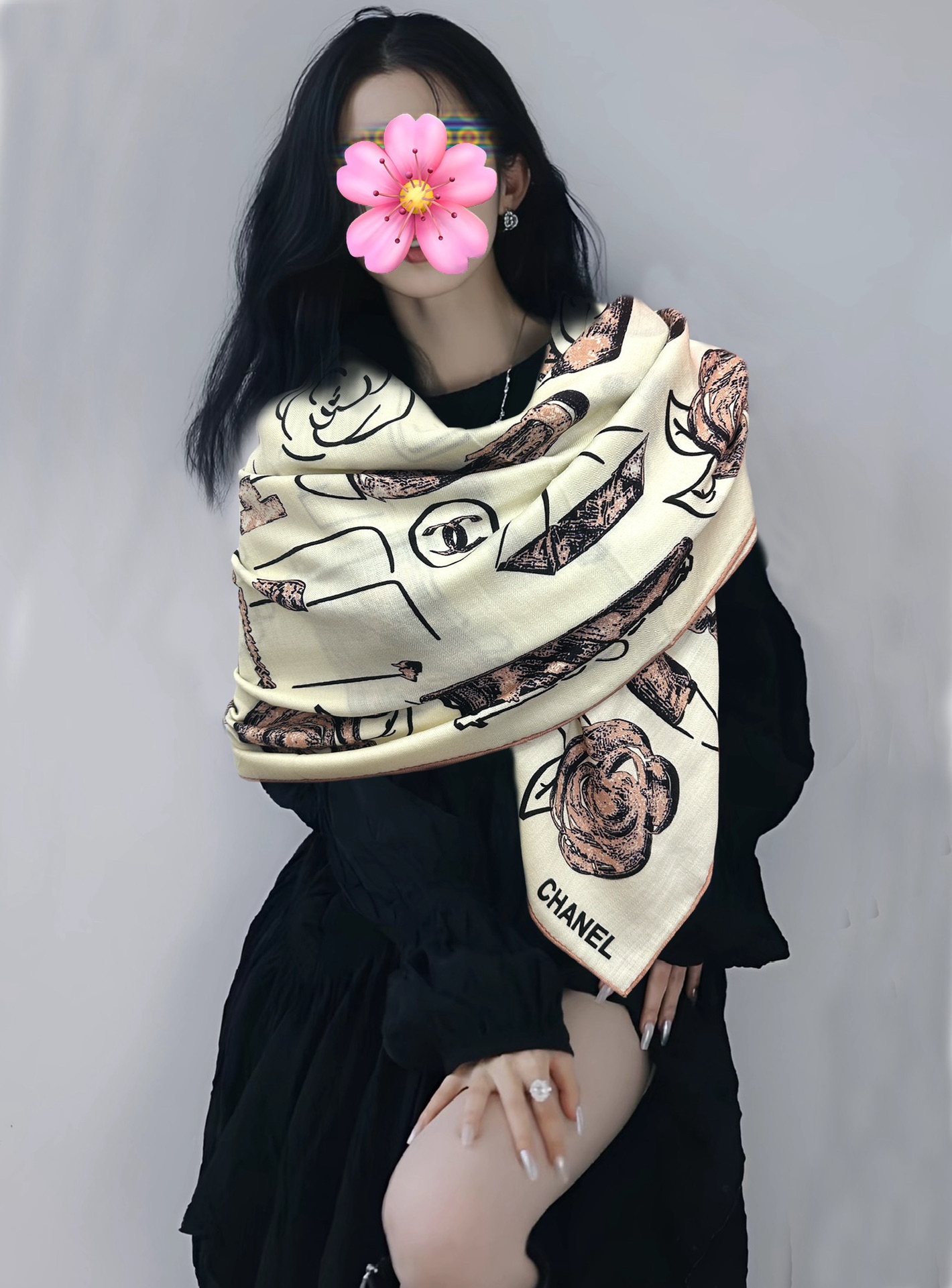 NO:704448,New 2025 Chanel, so beautiful [Double-sided same color] [Hair] Classic camellia hat design with elegant style [Gift] ~ Temperament to the core [Color] The fabrics of the new season of Fragrance Grandma are super high-end, really super soft, silky smooth [Sun] Strong toughness and not easy to be snagged! This year's new series ~ I'm really impressed by the design. [Strong] A small fragrant silk scarf [Color] gives you the best match [Lip] The upper body effect is simply elegant and temperamental [Gift] Very smart. Layered and elegant texture. [Celebration] Fragrant powder must be used [Hair] Upper body effect Needless to say, it’s so beautiful (it feels better when paired with clothes, shoes and bags) [Beer] is definitely more beautiful in person [Strong] Classic black and white [Sun] Size 140x140, material 30 silk cashmere, 2-color high version scarf, high version scarf, chanel, real silk,hats19860909上新2025 香奈儿 太美了【双面同色】[發]经典茶花帽子设计优雅风[礼物]~气质到骨子里[色]香奶奶新一季的面料超高级,真心超级柔软,丝丝顺滑[太阳]韧性很强 不容易被轻易勾丝！今年新出的系列~真的被这样的设计美到[强]一条小香的丝巾[色]给你最好的搭配[嘴唇]上身效果简直优雅气质到不行[礼物]非常灵动.层次优雅质感.[庆祝]香粉必入[發]上身效果真的不用多说的美(搭配服饰鞋包更有感觉)[啤酒]实物绝对更美[强]经典黑白色[太阳]尺寸140x140、材质30真丝丝羊绒,2色高版本围巾,高版本围巾,chanel,real silk,hats,scarf