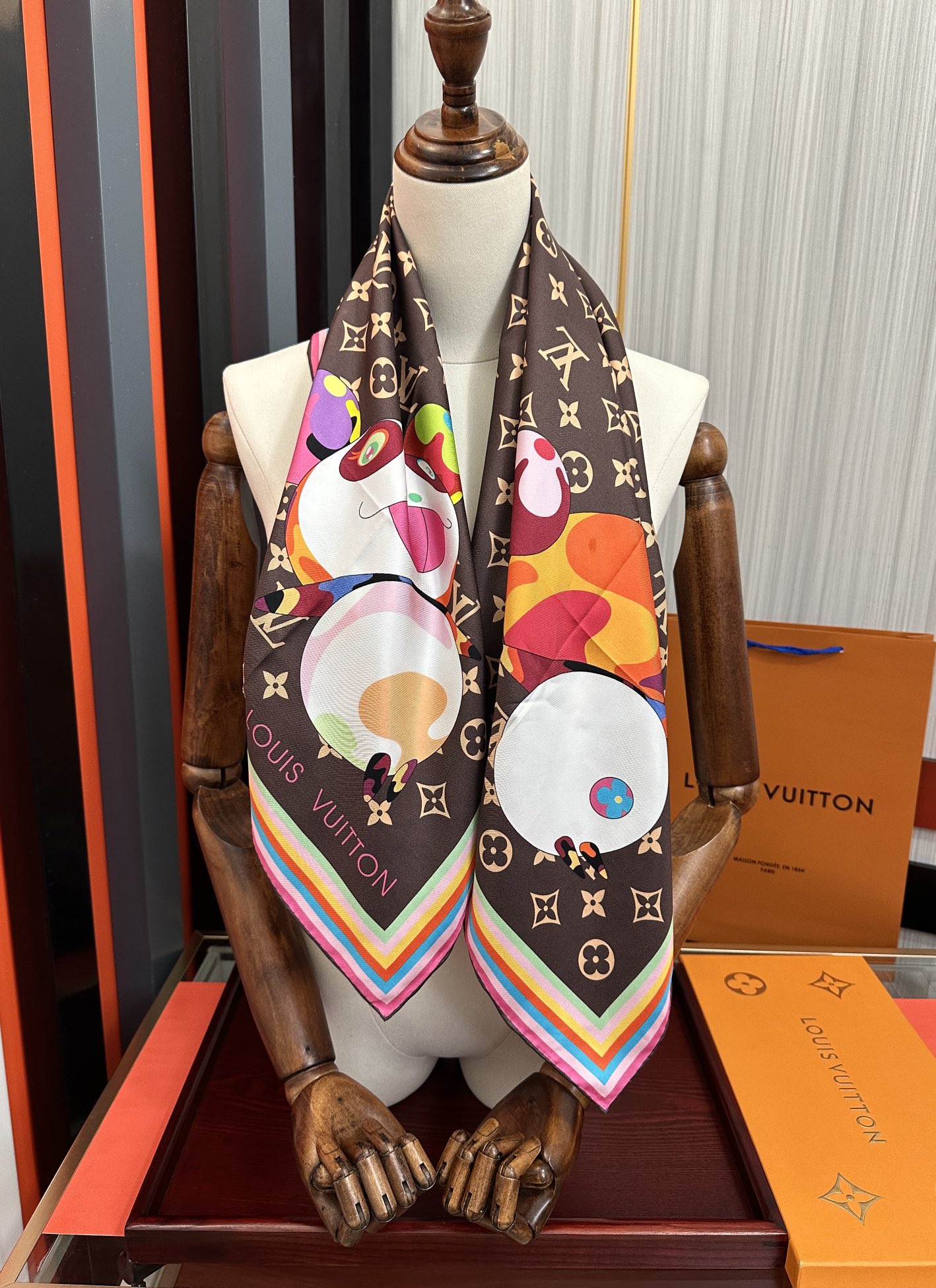 。LV官网同步【18mm双面同色顶级真丝】[庆祝]“L家”90典藏方巾通过别致的经典色彩向原创设计致敬[