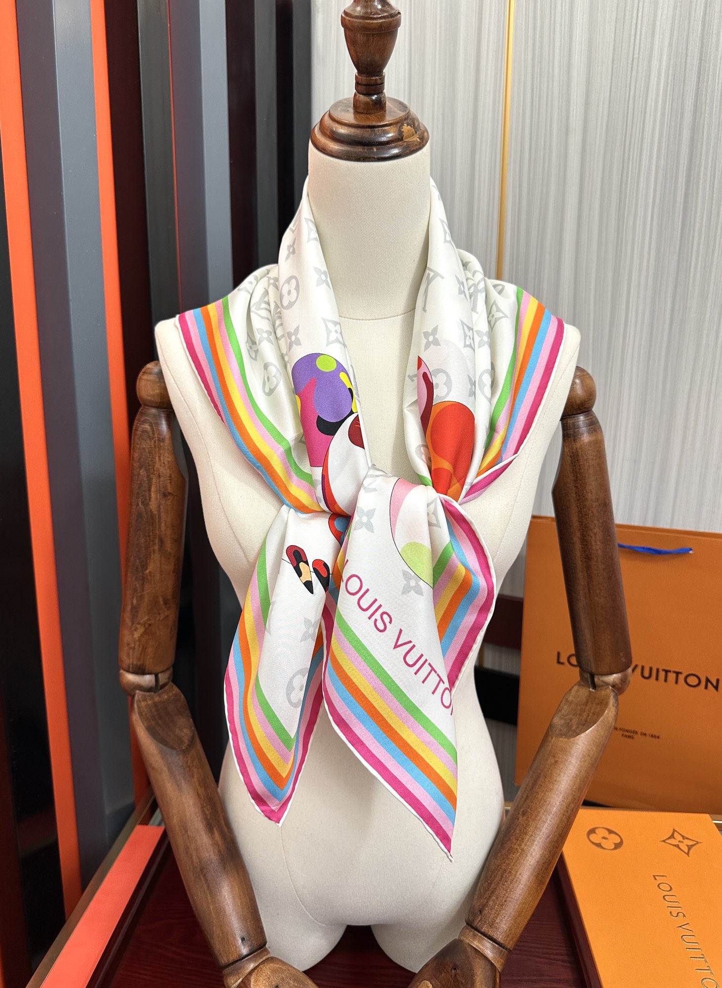 。LV官网同步【18mm双面同色顶级真丝】[庆祝]“L家”90典藏方巾通过别致的经典色彩向原创设计致敬[