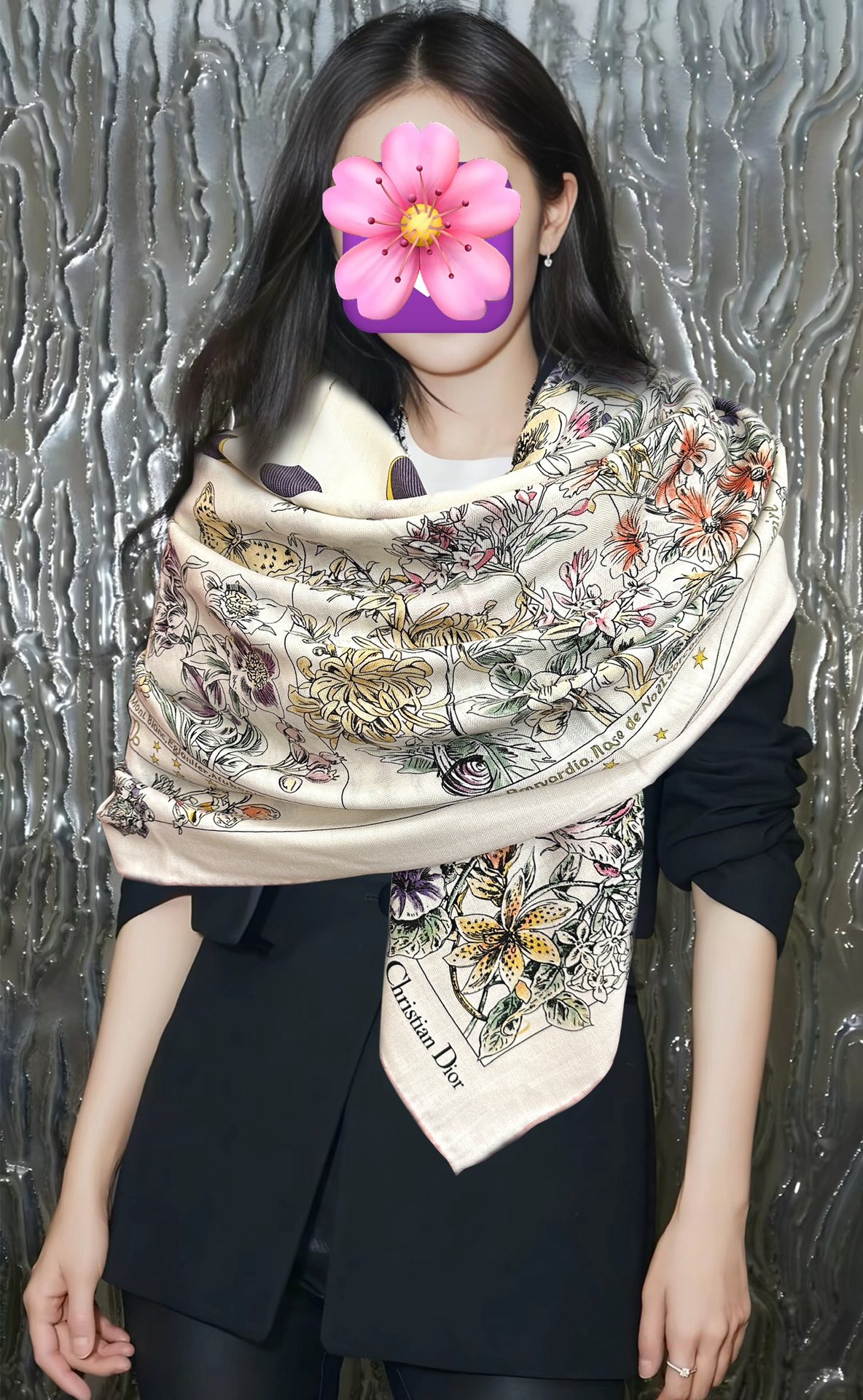 NO:714635,The new Dior 2025 [Flower Series double-sided same color] Classic and elegant [Gift] ~ Temperament to the core [Color] The fabrics of the new season are super high-end, really super soft, silky smooth [Sun] Strong toughness and not easy to be snagged! This year’s new series ~ I’m really impressed by the design. [Strong] A silk scarf [color] gives you the best match [lips] The upper body effect is simply elegant and elegant [gift] very smart. Layered and elegant texture. [Celebration] Fragrance powder is a must-have [hair] Needless to say, the upper body effect is really beautiful (it feels better when paired with clothing, shoes and bags) [Beer] The real thing is definitely more beautiful [Strong] [Sun] Size 140x140, material 30 silk cashmere high version scarf, high version scarf, dior, real silk19860909上新迪奥 2025【花奔系列双面同色】经典优雅[礼物]~气质到骨子里[色]新一季的面料超高级,真心超级柔软,丝丝顺滑[太阳]韧性很强 不容易被轻易勾丝！今年新出的系列~真的被这样的设计美到[强]一条的丝巾[色]给你最好的搭配[嘴唇]上身效果简直优雅气质到不行[礼物]非常灵动.层次优雅质感.[庆祝]香粉必入[發]上身效果真的不用多说的美(搭配服饰鞋包更有感觉)[啤酒]实物绝对更美[强][太阳]尺寸140x140、材质30真丝丝羊绒高版本围巾,高版本围巾,dior,real silk,scarf
