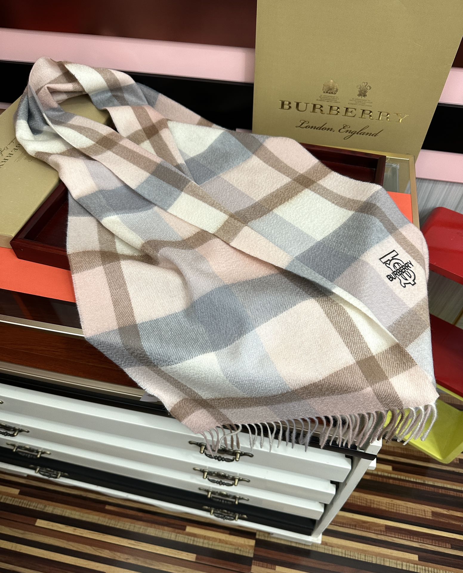 Burberry 125%山羊绒 2025 巴宝莉采用内蒙古 山羊绒 最新款男女通用 重磅推荐 的格子