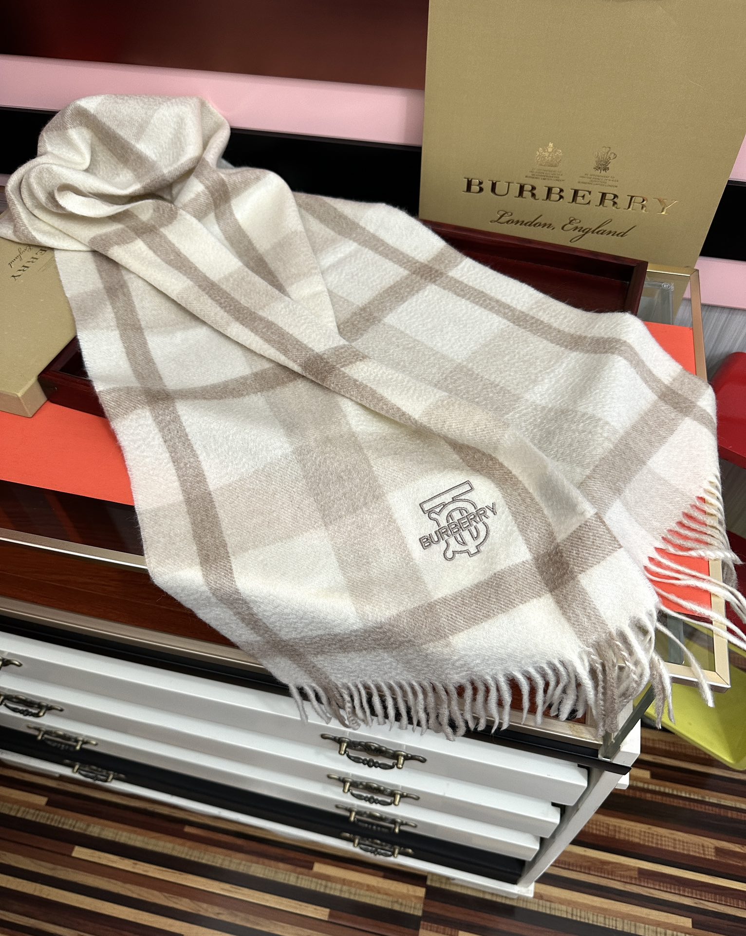 Burberry 125%山羊绒 2025 巴宝莉采用内蒙古 山羊绒 最新款男女通用 重磅推荐 的格子