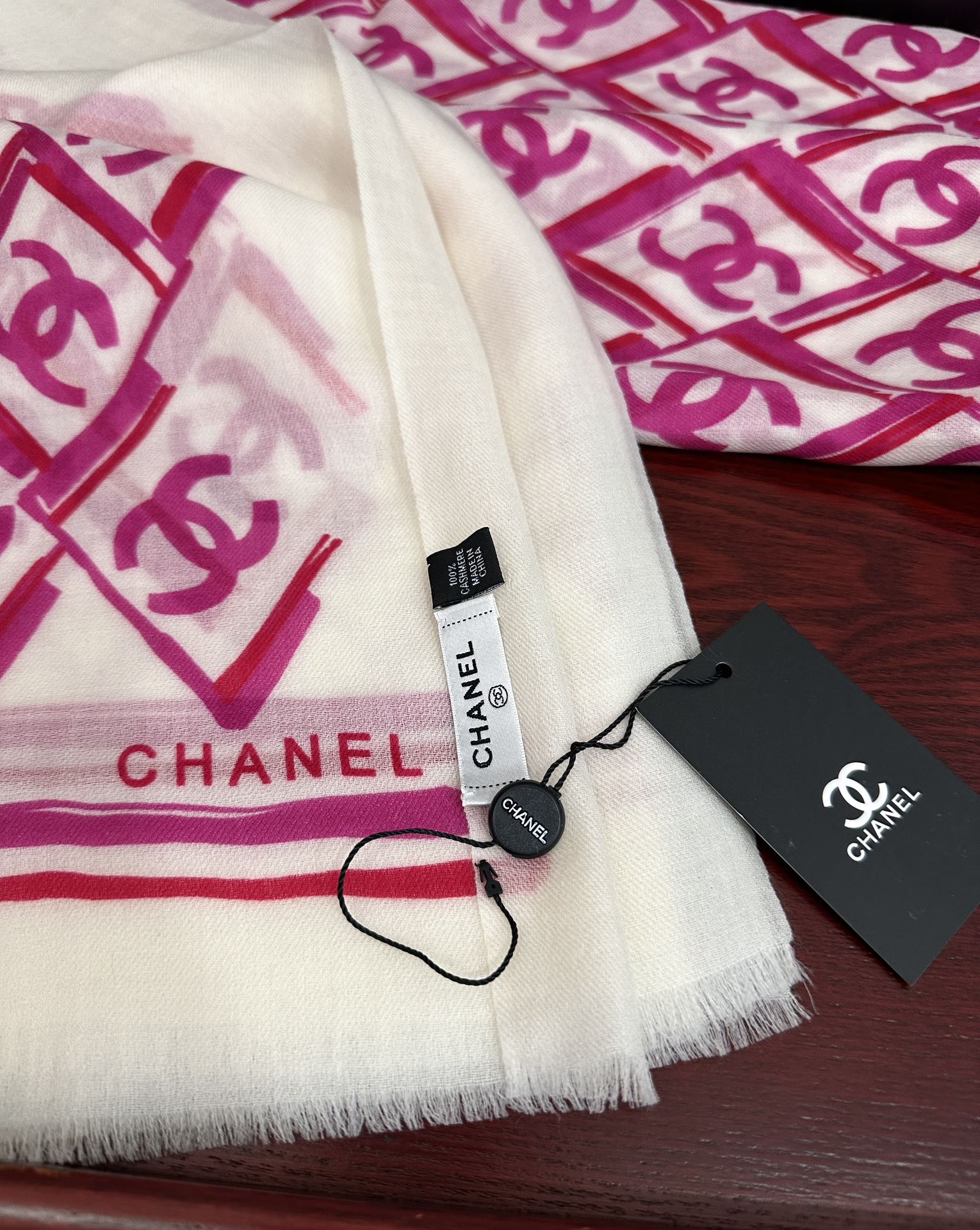 Chanel 小香2025最新款 真心赞 【双c羊绒长巾】 实物真心美 细节都可见 高端 VI 绝对值得入手 尺寸：100x200cm