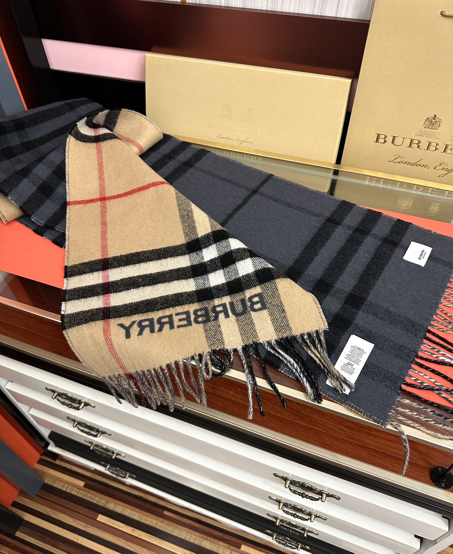 Burberry 巴宝利 B家这款男女士围巾 相信我 绝对不负期待 我家的老客们都懂 男款数量少基本靠抢