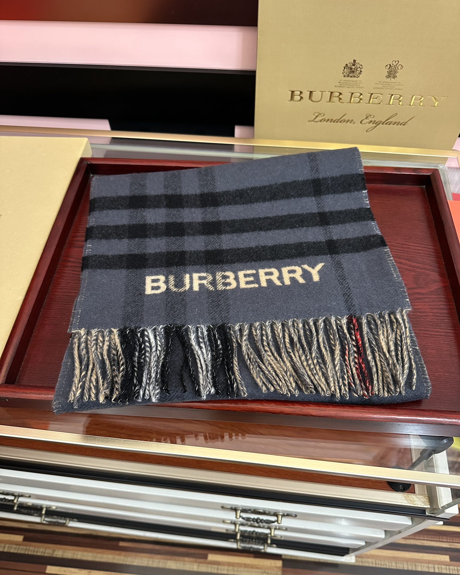 Burberry 巴宝利 B家这款男女士围巾 相信我 绝对不负期待 我家的老客们都懂 男款数量少基本靠抢