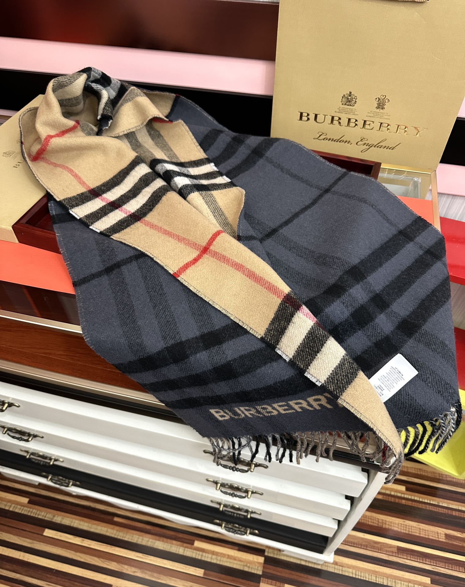 Burberry 巴宝利 B家这款男女士围巾 相信我 绝对不负期待 我家的老客们都懂 男款数量少基本靠抢
