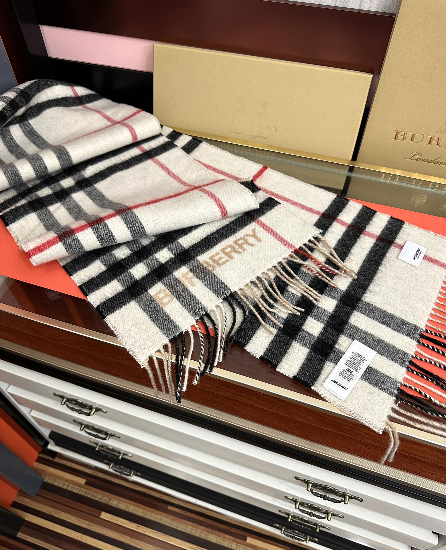 Burberry 巴宝利 B家这款男女士围巾 相信我 绝对不负期待 我家的老客们都懂 男款数量少基本靠抢