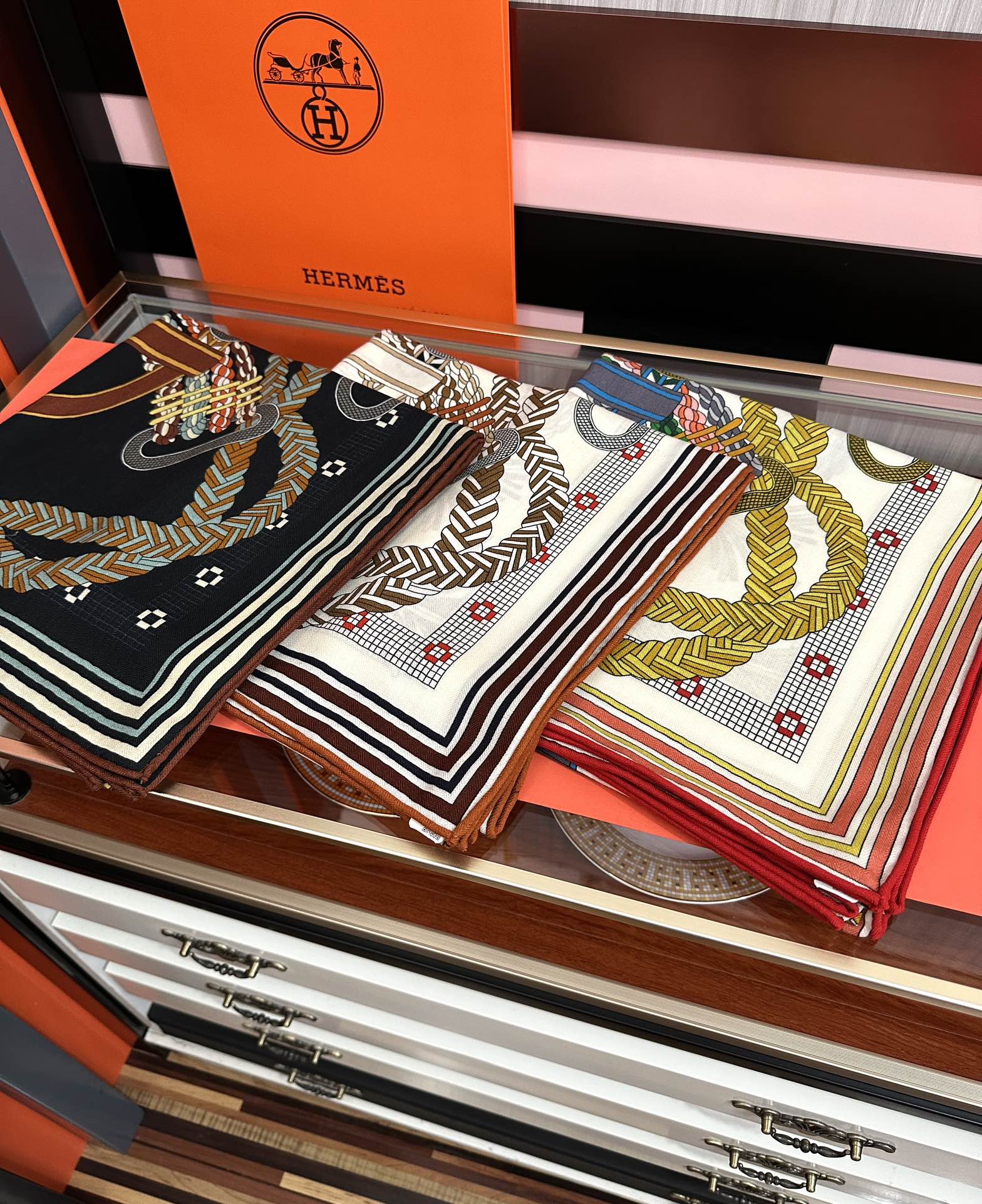 Hermès 高品质 新款 爱马仕【编织鞍袋】 2025秋冬新款 新一季丝巾采购清单估计各位养马人们已经列好了 我就不推荐了回头分享一下部分 款的老款信息资料供大家参考 本季必购(圆场漫步) 一条来自丝巾羊绒丝方巾也不知道是马元素在男士方巾上运用比例高还是正好我每一条无论从配色还是主题图案都深得我心 也相较女款好驾驭 还便宜 大家 尺寸:140X140、材质：30%真丝+70丝绒