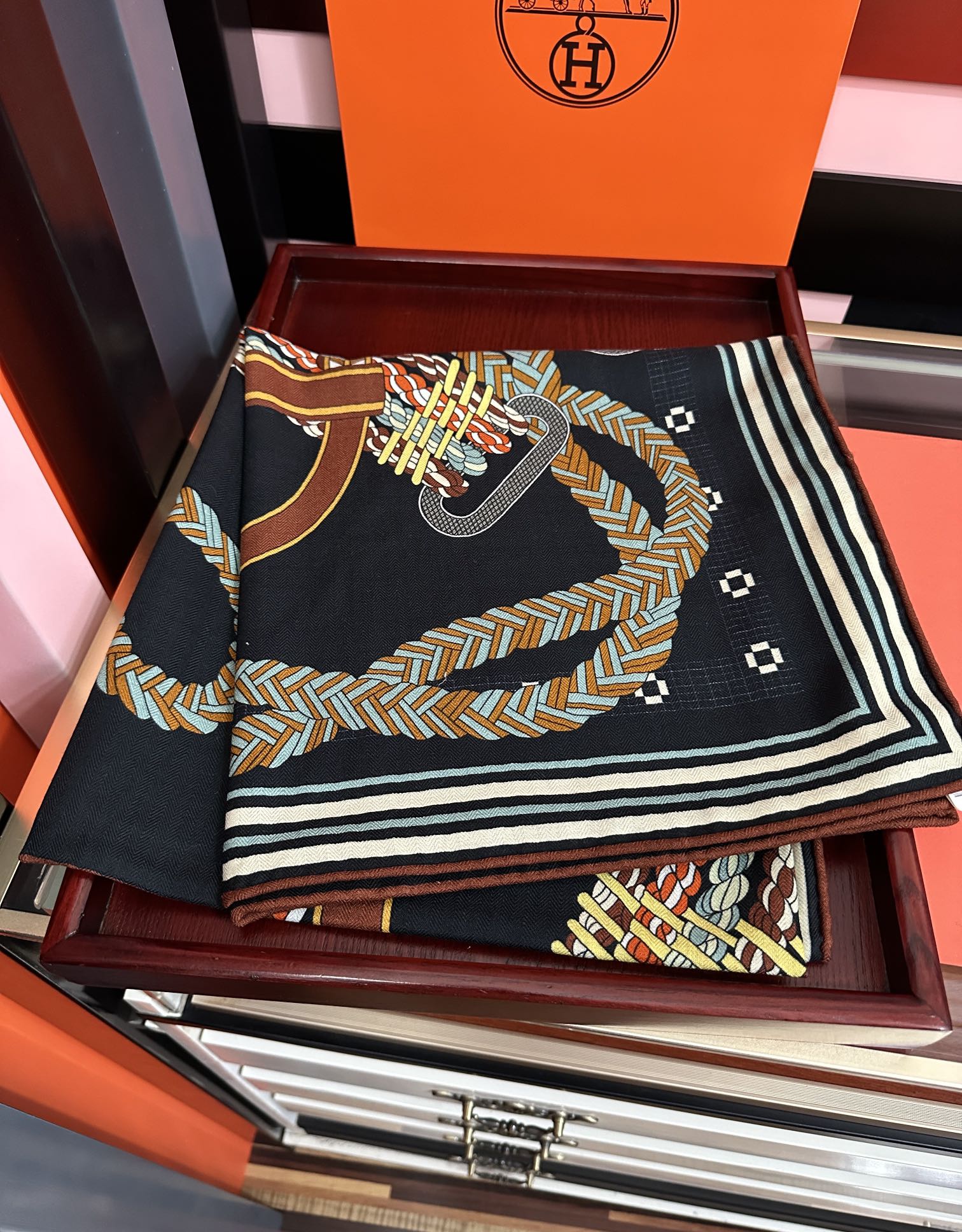 Hermès 高品质 新款 爱马仕【编织鞍袋】 2025秋冬新款 新一季丝巾采购清单估计各位养马人们已经列好了 我就不推荐了回头分享一下部分 款的老款信息资料供大家参考 本季必购(圆场漫步) 一条来自丝巾羊绒丝方巾也不知道是马元素在男士方巾上运用比例高还是正好我每一条无论从配色还是主题图案都深得我心 也相较女款好驾驭 还便宜 大家 尺寸:140X140、材质：30%真丝+70丝绒