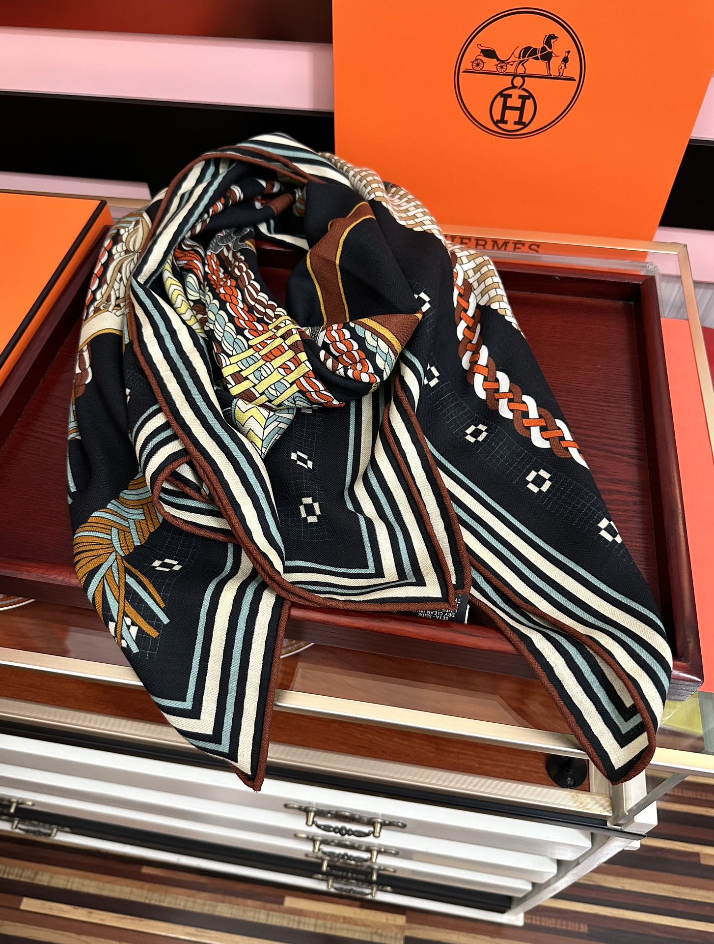 Hermès 高品质 新款 爱马仕【编织鞍袋】 2025秋冬新款 新一季丝巾采购清单估计各位养马人们已经列好了 我就不推荐了回头分享一下部分 款的老款信息资料供大家参考 本季必购(圆场漫步) 一条来自丝巾羊绒丝方巾也不知道是马元素在男士方巾上运用比例高还是正好我每一条无论从配色还是主题图案都深得我心 也相较女款好驾驭 还便宜 大家 尺寸:140X140、材质：30%真丝+70丝绒