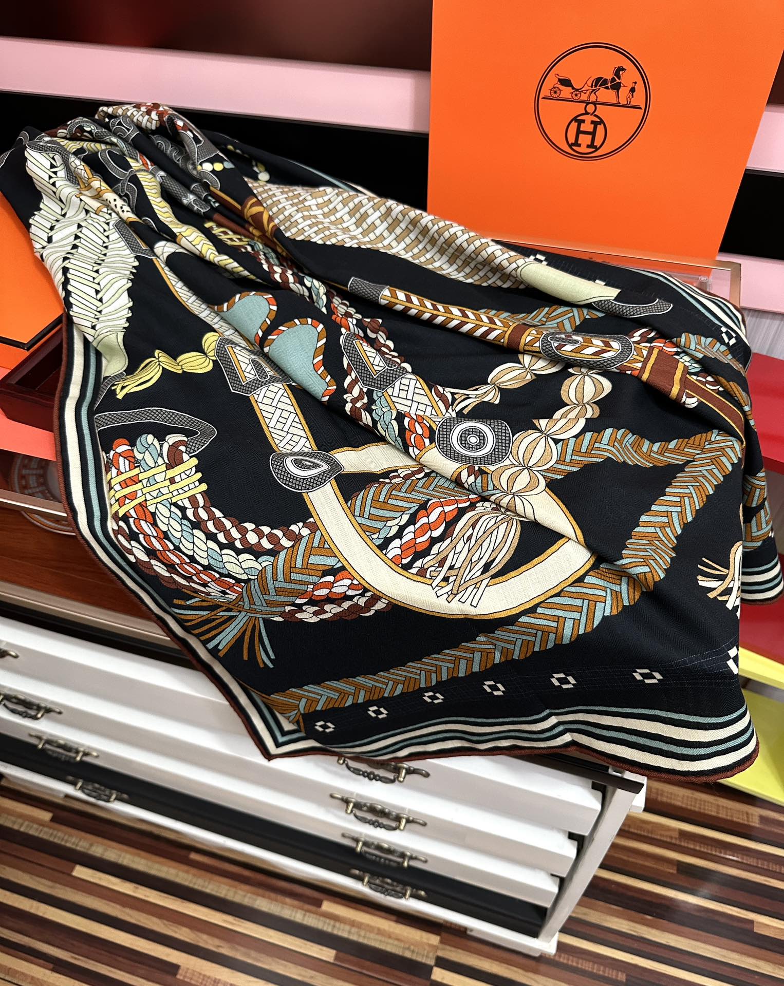 Hermès 高品质 新款 爱马仕【编织鞍袋】 2025秋冬新款 新一季丝巾采购清单估计各位养马人们已经列好了 我就不推荐了回头分享一下部分 款的老款信息资料供大家参考 本季必购(圆场漫步) 一条来自丝巾羊绒丝方巾也不知道是马元素在男士方巾上运用比例高还是正好我每一条无论从配色还是主题图案都深得我心 也相较女款好驾驭 还便宜 大家 尺寸:140X140、材质：30%真丝+70丝绒