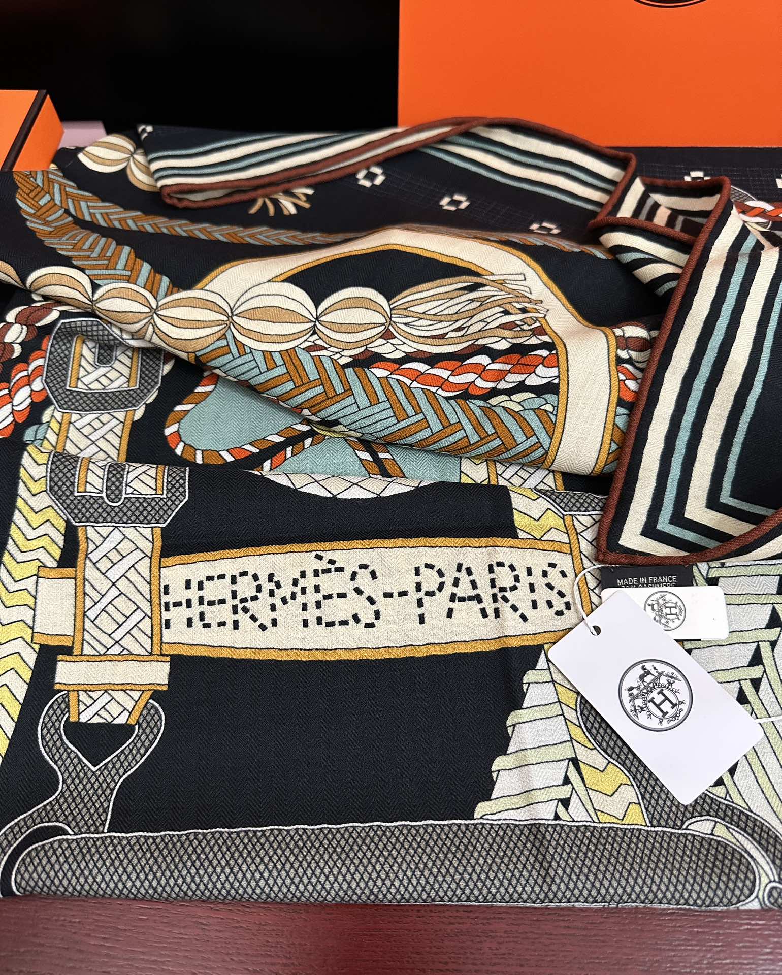 Hermès 高品质 新款 爱马仕【编织鞍袋】 2025秋冬新款 新一季丝巾采购清单估计各位养马人们已经列好了 我就不推荐了回头分享一下部分 款的老款信息资料供大家参考 本季必购(圆场漫步) 一条来自丝巾羊绒丝方巾也不知道是马元素在男士方巾上运用比例高还是正好我每一条无论从配色还是主题图案都深得我心 也相较女款好驾驭 还便宜 大家 尺寸:140X140、材质：30%真丝+70丝绒