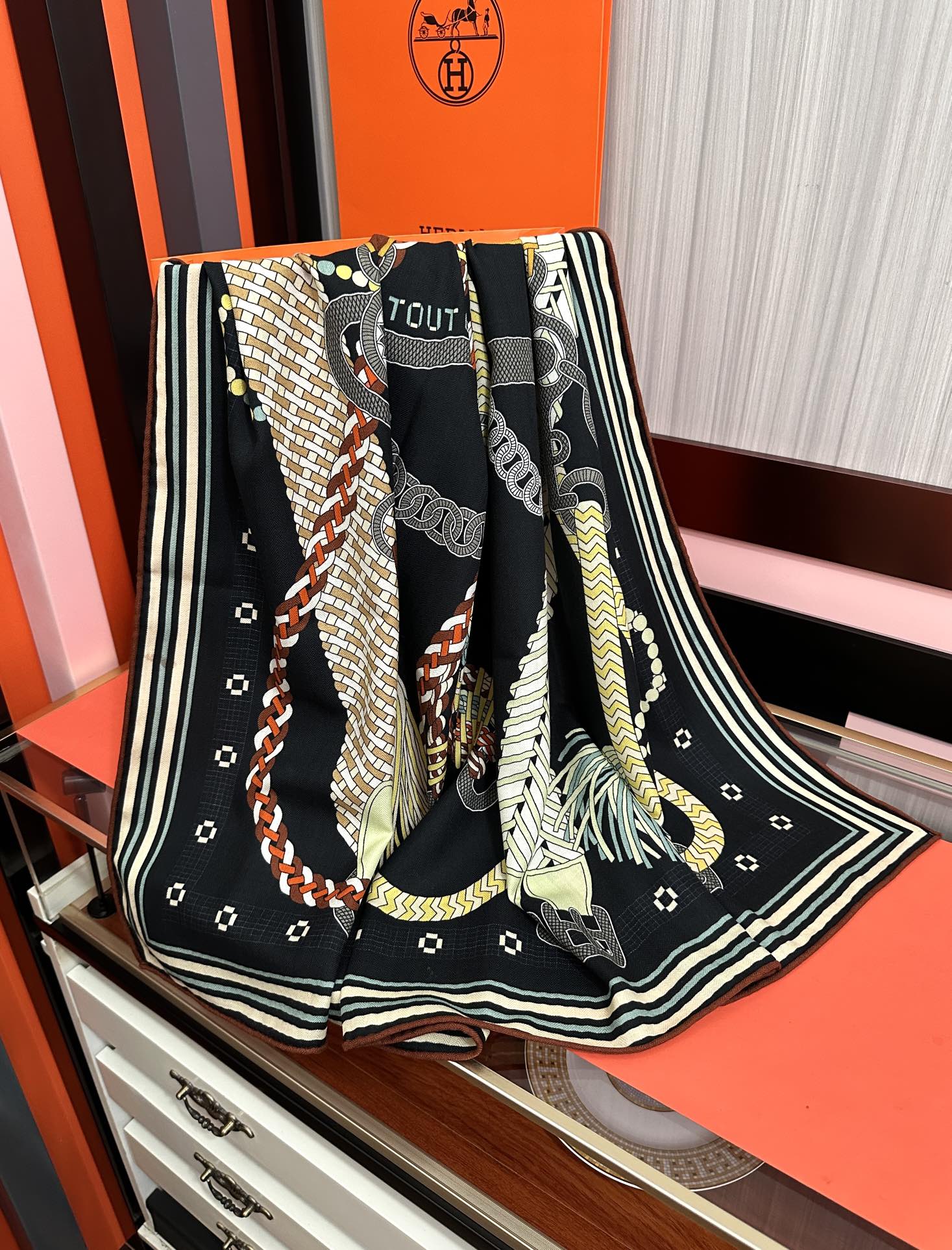 Hermès 高品质 新款 爱马仕【编织鞍袋】 2025秋冬新款 新一季丝巾采购清单估计各位养马人们已经列好了 我就不推荐了回头分享一下部分 款的老款信息资料供大家参考 本季必购(圆场漫步) 一条来自丝巾羊绒丝方巾也不知道是马元素在男士方巾上运用比例高还是正好我每一条无论从配色还是主题图案都深得我心 也相较女款好驾驭 还便宜 大家 尺寸:140X140、材质：30%真丝+70丝绒