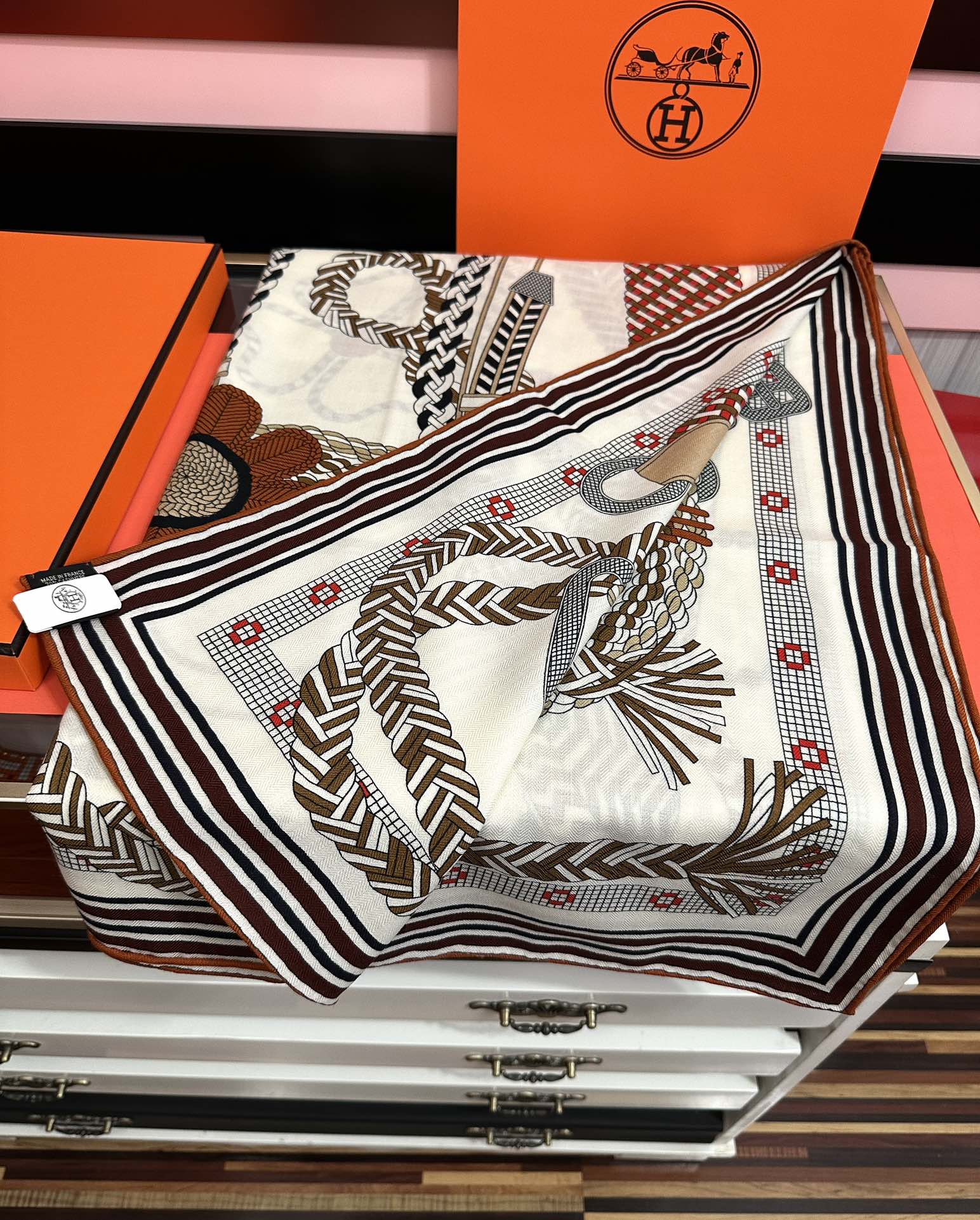 Hermès 高品质 新款 爱马仕【编织鞍袋】 2025秋冬新款 新一季丝巾采购清单估计各位养马人们已经列好了 我就不推荐了回头分享一下部分 款的老款信息资料供大家参考 本季必购(圆场漫步) 一条来自丝巾羊绒丝方巾也不知道是马元素在男士方巾上运用比例高还是正好我每一条无论从配色还是主题图案都深得我心 也相较女款好驾驭 还便宜 大家 尺寸:140X140、材质：30%真丝+70丝绒