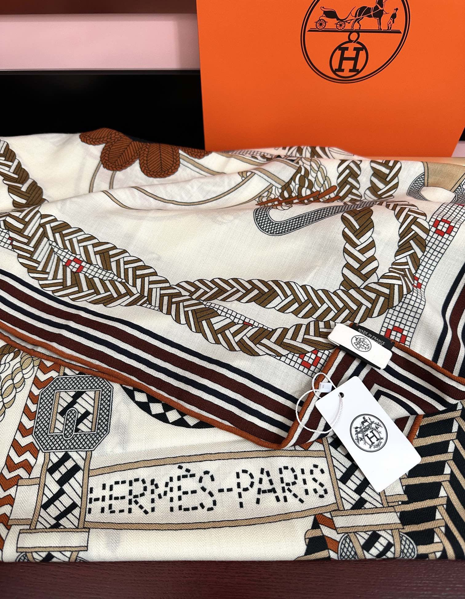 Hermès 高品质 新款 爱马仕【编织鞍袋】 2025秋冬新款 新一季丝巾采购清单估计各位养马人们已经列好了 我就不推荐了回头分享一下部分 款的老款信息资料供大家参考 本季必购(圆场漫步) 一条来自丝巾羊绒丝方巾也不知道是马元素在男士方巾上运用比例高还是正好我每一条无论从配色还是主题图案都深得我心 也相较女款好驾驭 还便宜 大家 尺寸:140X140、材质：30%真丝+70丝绒
