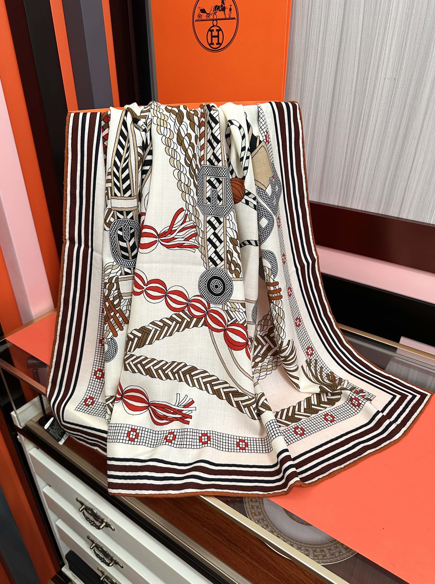 Hermès 高品质 新款 爱马仕【编织鞍袋】 2025秋冬新款 新一季丝巾采购清单估计各位养马人们已经列好了 我就不推荐了回头分享一下部分 款的老款信息资料供大家参考 本季必购(圆场漫步) 一条来自丝巾羊绒丝方巾也不知道是马元素在男士方巾上运用比例高还是正好我每一条无论从配色还是主题图案都深得我心 也相较女款好驾驭 还便宜 大家 尺寸:140X140、材质：30%真丝+70丝绒