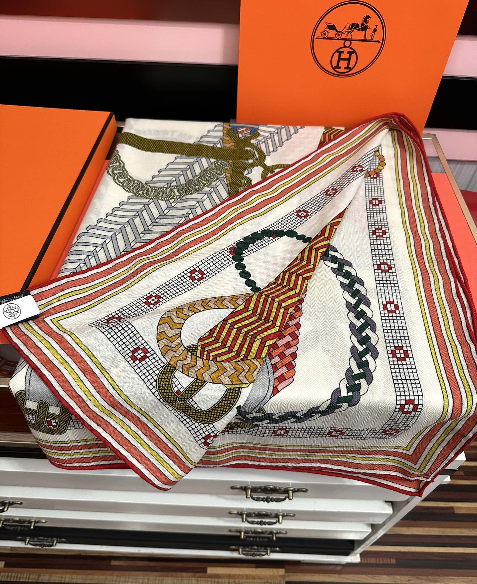 Hermès 高品质 新款 爱马仕【编织鞍袋】 2025秋冬新款 新一季丝巾采购清单估计各位养马人们已经列好了 我就不推荐了回头分享一下部分 款的老款信息资料供大家参考 本季必购(圆场漫步) 一条来自丝巾羊绒丝方巾也不知道是马元素在男士方巾上运用比例高还是正好我每一条无论从配色还是主题图案都深得我心 也相较女款好驾驭 还便宜 大家 尺寸:140X140、材质：30%真丝+70丝绒