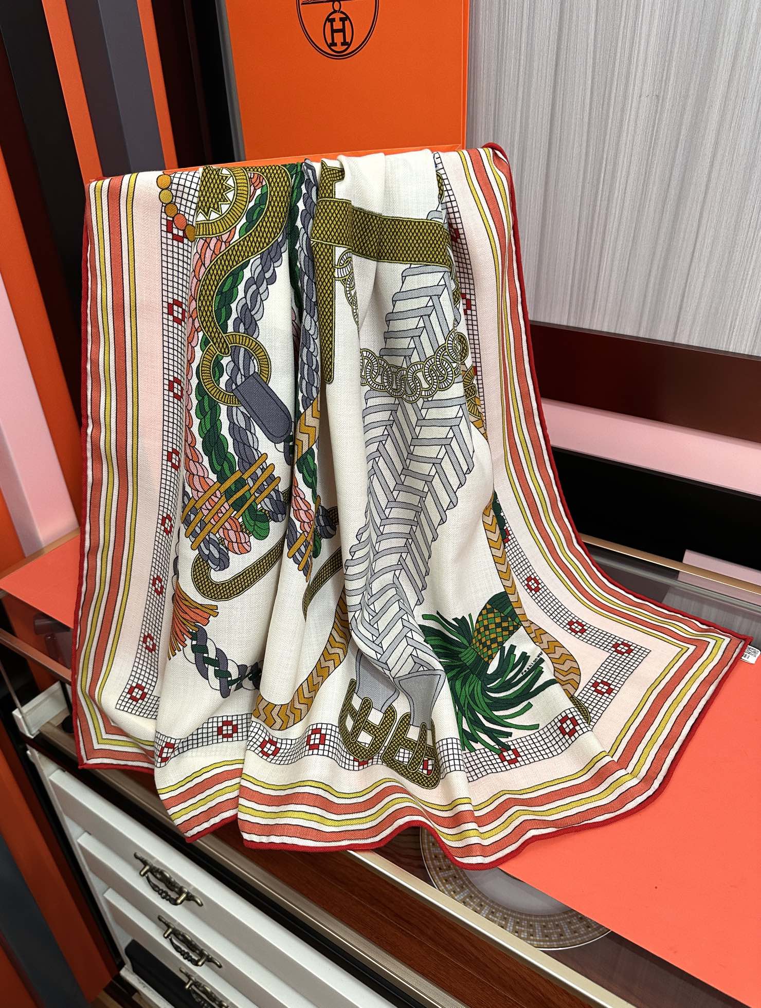 Hermès 高品质 新款 爱马仕【编织鞍袋】 2025秋冬新款 新一季丝巾采购清单估计各位养马人们已经列好了 我就不推荐了回头分享一下部分 款的老款信息资料供大家参考 本季必购(圆场漫步) 一条来自丝巾羊绒丝方巾也不知道是马元素在男士方巾上运用比例高还是正好我每一条无论从配色还是主题图案都深得我心 也相较女款好驾驭 还便宜 大家 尺寸:140X140、材质：30%真丝+70丝绒