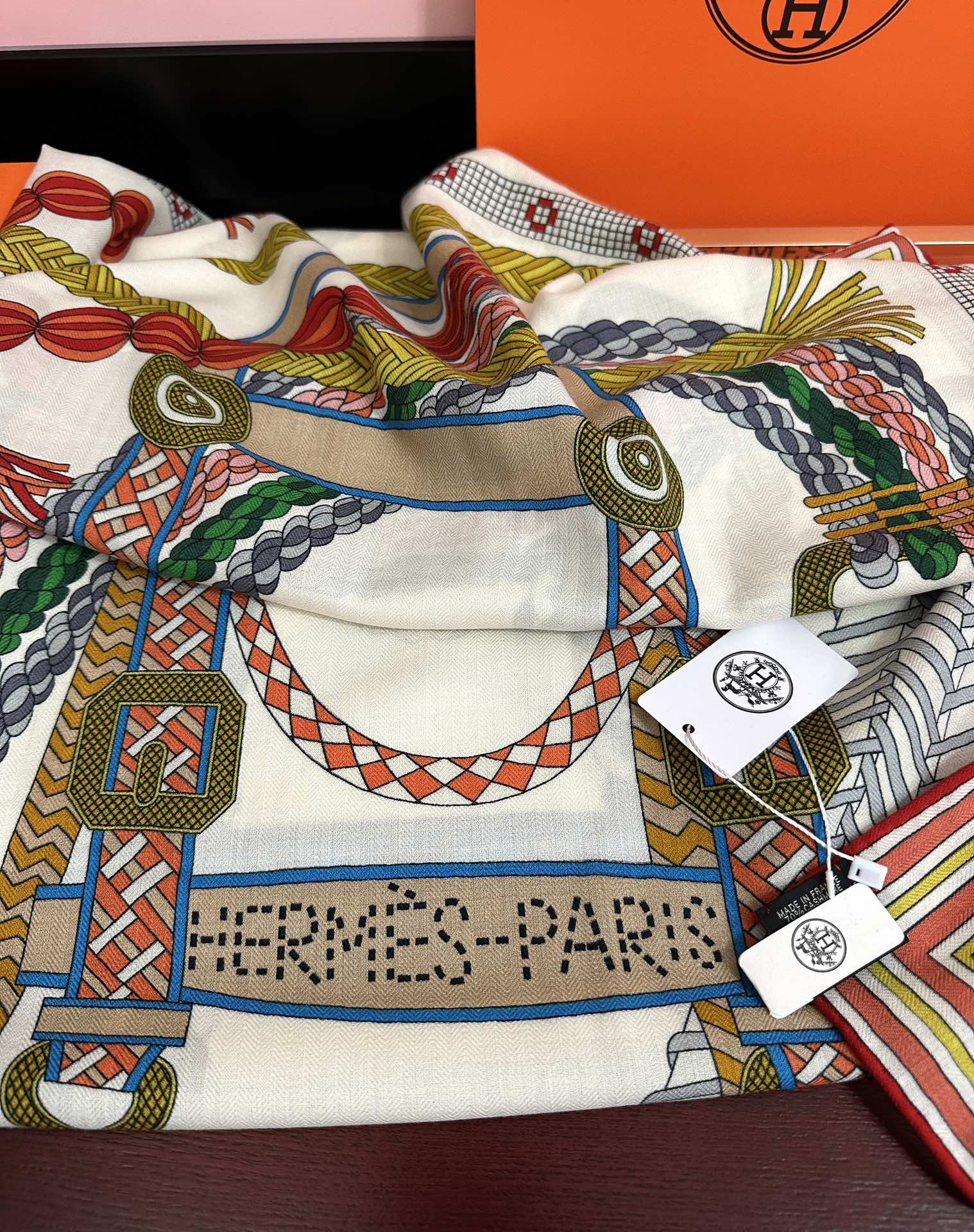 Hermès 高品质 新款 爱马仕【编织鞍袋】 2025秋冬新款 新一季丝巾采购清单估计各位养马人们已经列好了 我就不推荐了回头分享一下部分 款的老款信息资料供大家参考 本季必购(圆场漫步) 一条来自丝巾羊绒丝方巾也不知道是马元素在男士方巾上运用比例高还是正好我每一条无论从配色还是主题图案都深得我心 也相较女款好驾驭 还便宜 大家 尺寸:140X140、材质：30%真丝+70丝绒