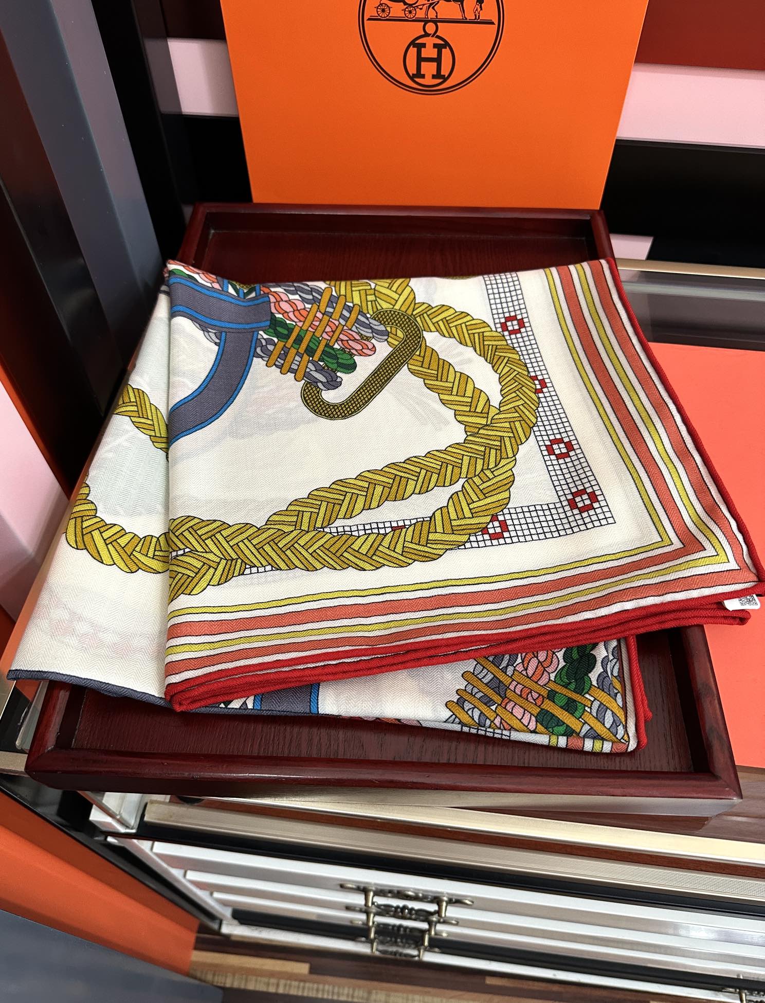 Hermès 高品质 新款 爱马仕【编织鞍袋】 2025秋冬新款 新一季丝巾采购清单估计各位养马人们已经列好了 我就不推荐了回头分享一下部分 款的老款信息资料供大家参考 本季必购(圆场漫步) 一条来自丝巾羊绒丝方巾也不知道是马元素在男士方巾上运用比例高还是正好我每一条无论从配色还是主题图案都深得我心 也相较女款好驾驭 还便宜 大家 尺寸:140X140、材质：30%真丝+70丝绒