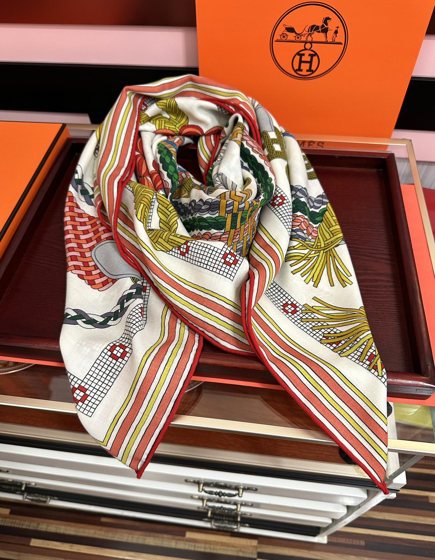 Hermès 高品质 新款 爱马仕【编织鞍袋】 2025秋冬新款 新一季丝巾采购清单估计各位养马人们已经列好了 我就不推荐了回头分享一下部分 款的老款信息资料供大家参考 本季必购(圆场漫步) 一条来自丝巾羊绒丝方巾也不知道是马元素在男士方巾上运用比例高还是正好我每一条无论从配色还是主题图案都深得我心 也相较女款好驾驭 还便宜 大家 尺寸:140X140、材质：30%真丝+70丝绒
