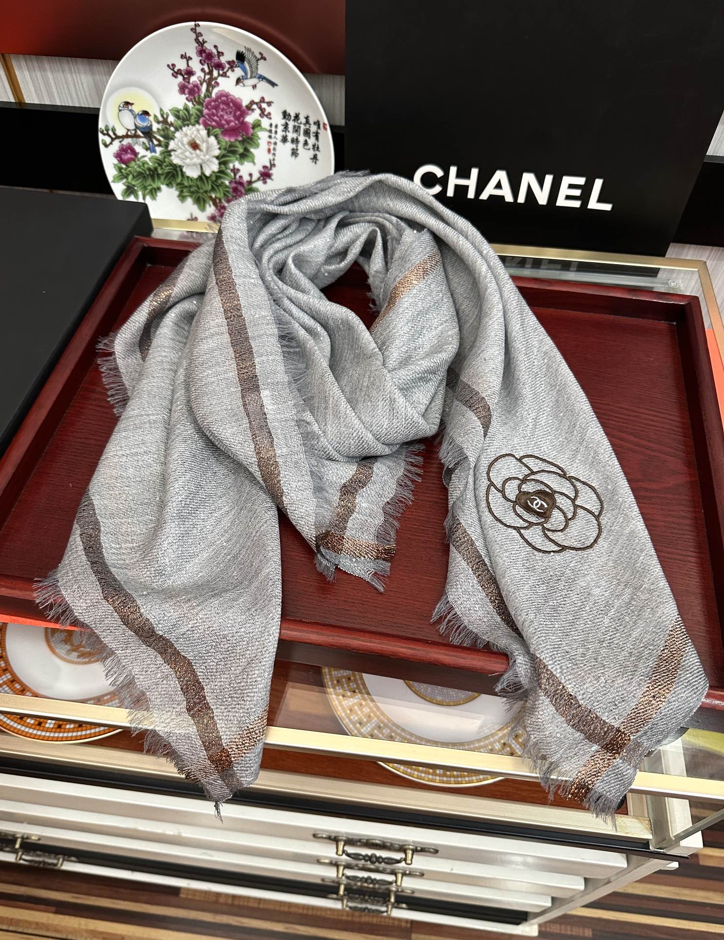 Chanel 香奈 儿 2025重磅推荐 人人都喜欢 时潮人都有好几条小香围巾放在衣橱 不同折叠可以带出不同款式