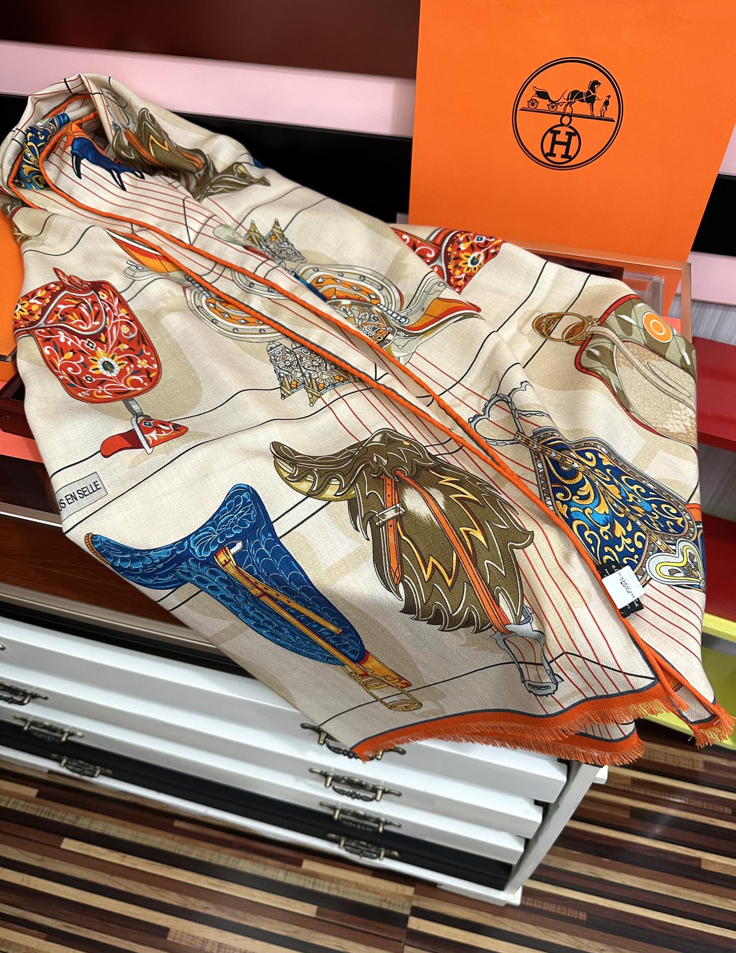 Hermès 新款 女士们 款2025 新款爱马仕 【双面同色】太美了 下手一定要快 四季都可以用 真心美的让人非常非上身效果简直美翻了 品质非常完美 整个围巾给人气场的同时又非常 秀丽 绝对值得入手的新款 实物一拿到就会庆幸自己是女人的绝美好货 尺寸：65x185