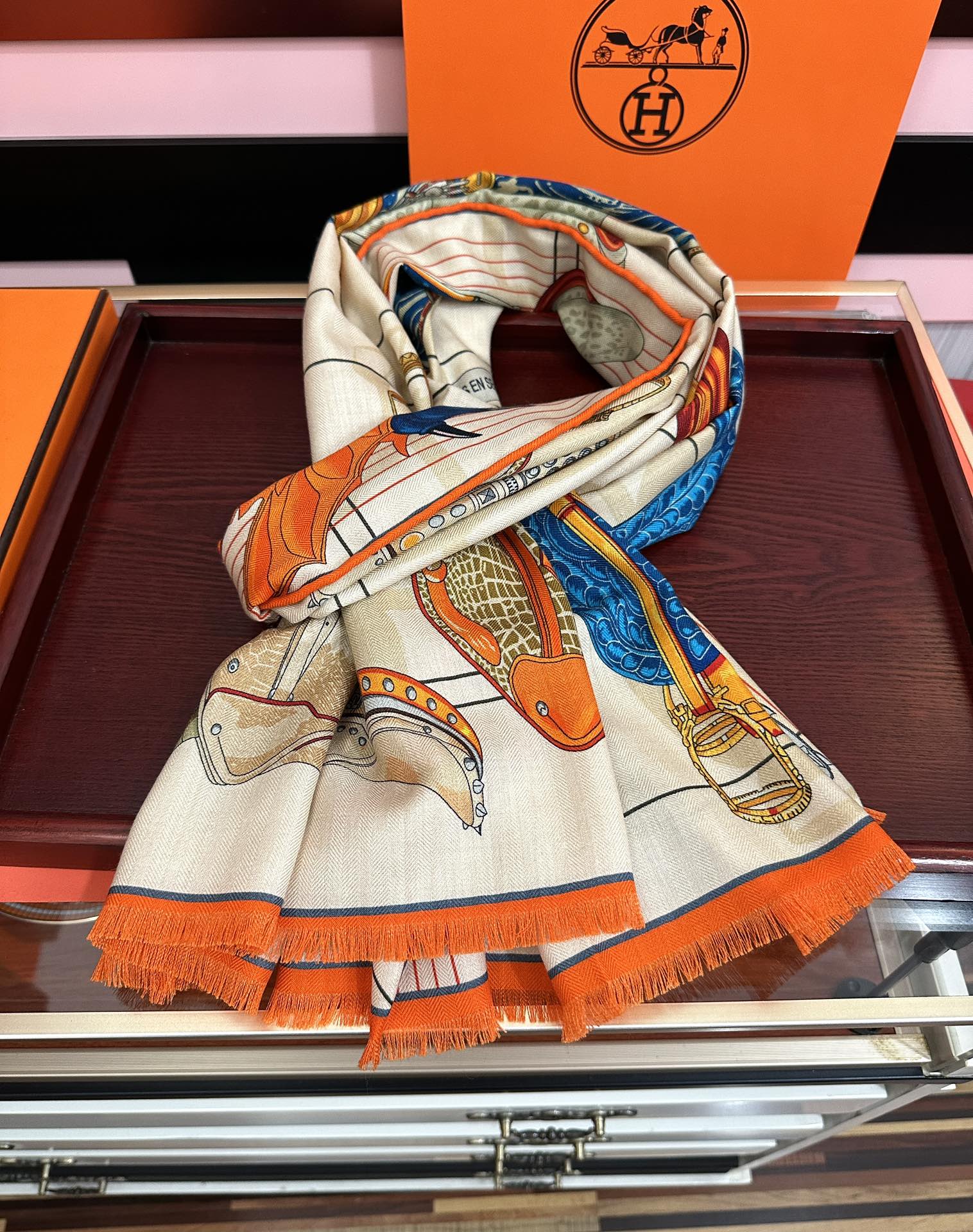 Hermès 新款 女士们 款2025 新款爱马仕 【双面同色】太美了 下手一定要快 四季都可以用 真心美的让人非常非上身效果简直美翻了 品质非常完美 整个围巾给人气场的同时又非常 秀丽 绝对值得入手的新款 实物一拿到就会庆幸自己是女人的绝美好货 尺寸：65x185