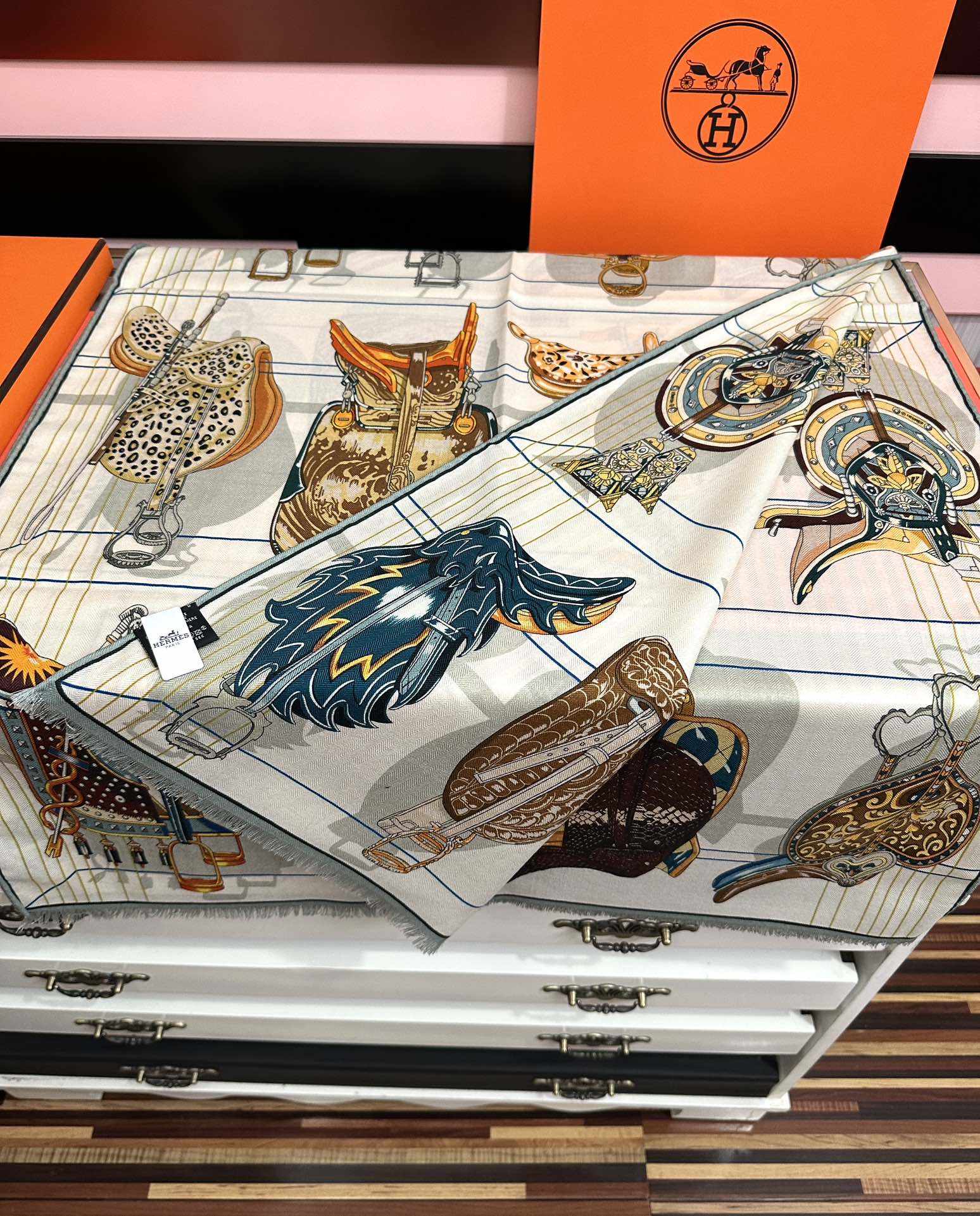 Hermès 新款 女士们 款2025 新款爱马仕 【双面同色】太美了 下手一定要快 四季都可以用 真心美的让人非常非上身效果简直美翻了 品质非常完美 整个围巾给人气场的同时又非常 秀丽 绝对值得入手的新款 实物一拿到就会庆幸自己是女人的绝美好货 尺寸：65x185