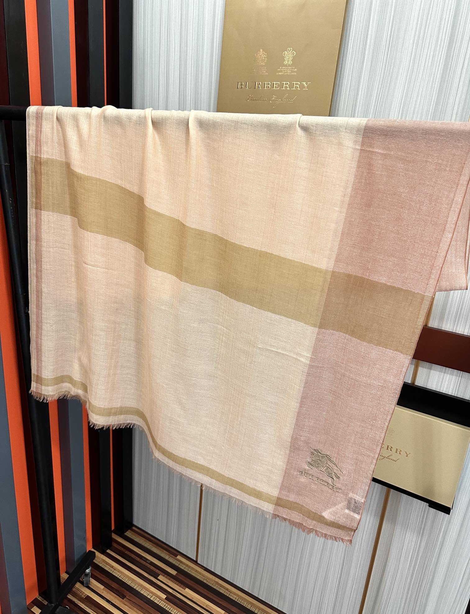 Burberry 上新 2050 巴宝莉 重磅推荐 火爆N年的格子 人人都喜欢 时潮人都有好几条巴家围巾放在衣橱