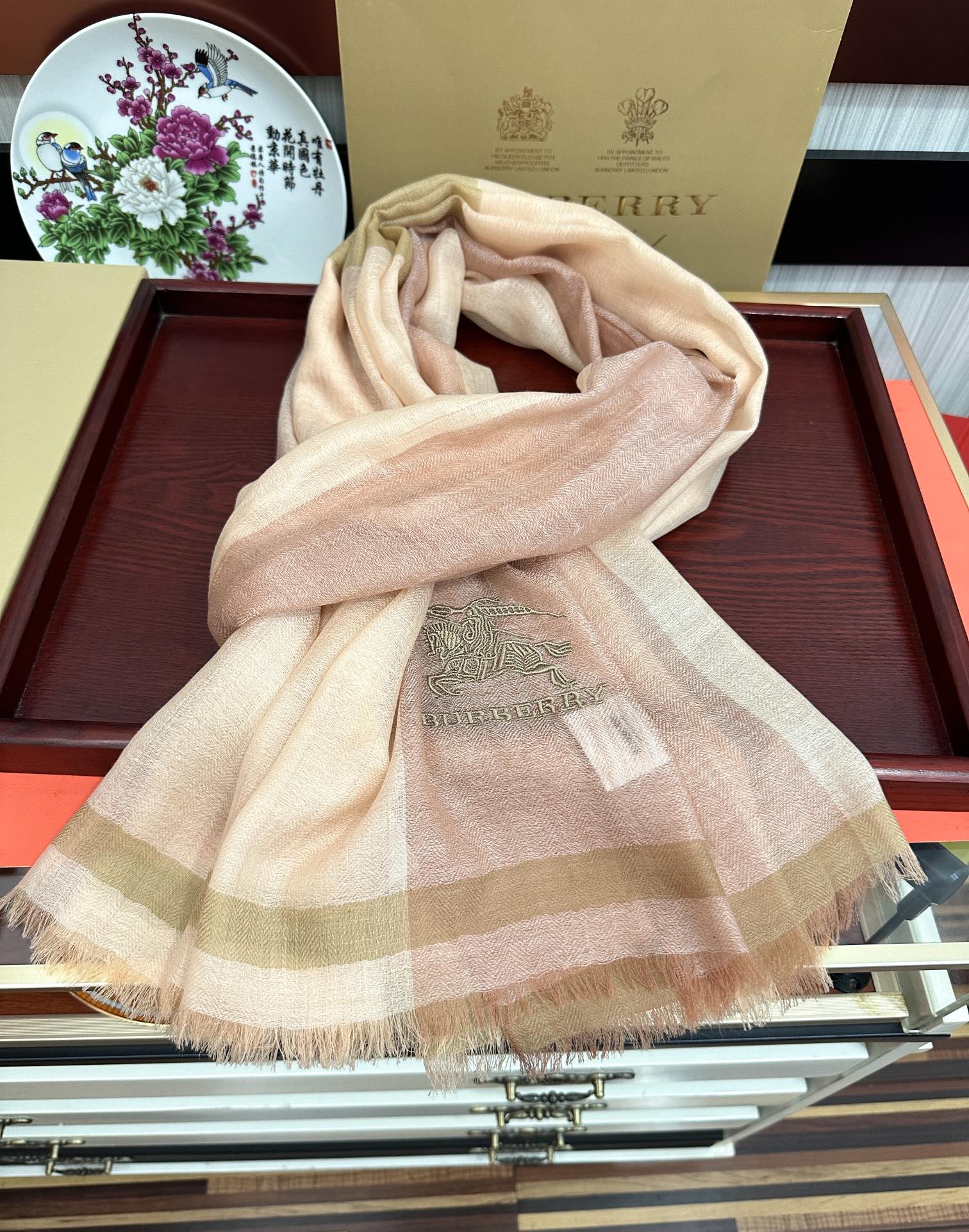 Burberry 上新 2050 巴宝莉 重磅推荐 火爆N年的格子 人人都喜欢 时潮人都有好几条巴家围巾放在衣橱
