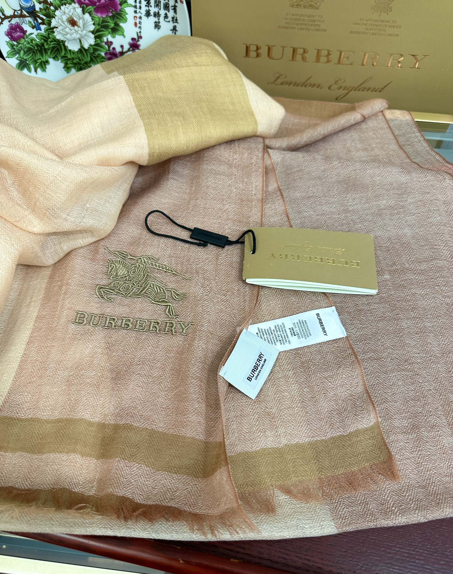 Burberry 上新 2050 巴宝莉 重磅推荐 火爆N年的格子 人人都喜欢 时潮人都有好几条巴家围巾放在衣橱