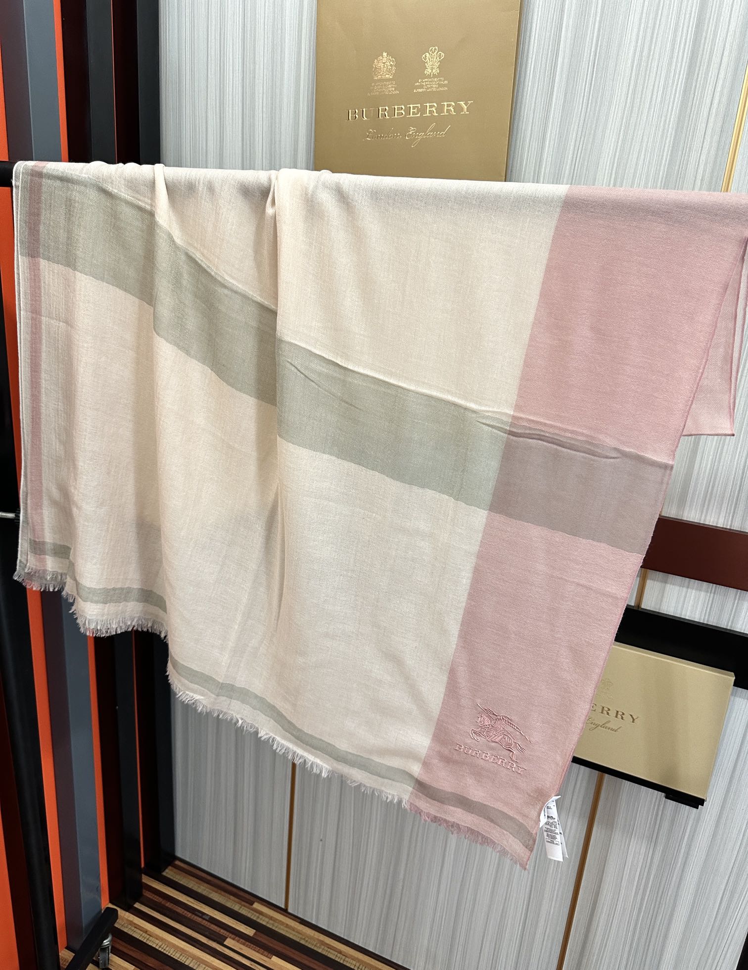 Burberry 上新 2050 巴宝莉 重磅推荐 火爆N年的格子 人人都喜欢 时潮人都有好几条巴家围巾放在衣橱