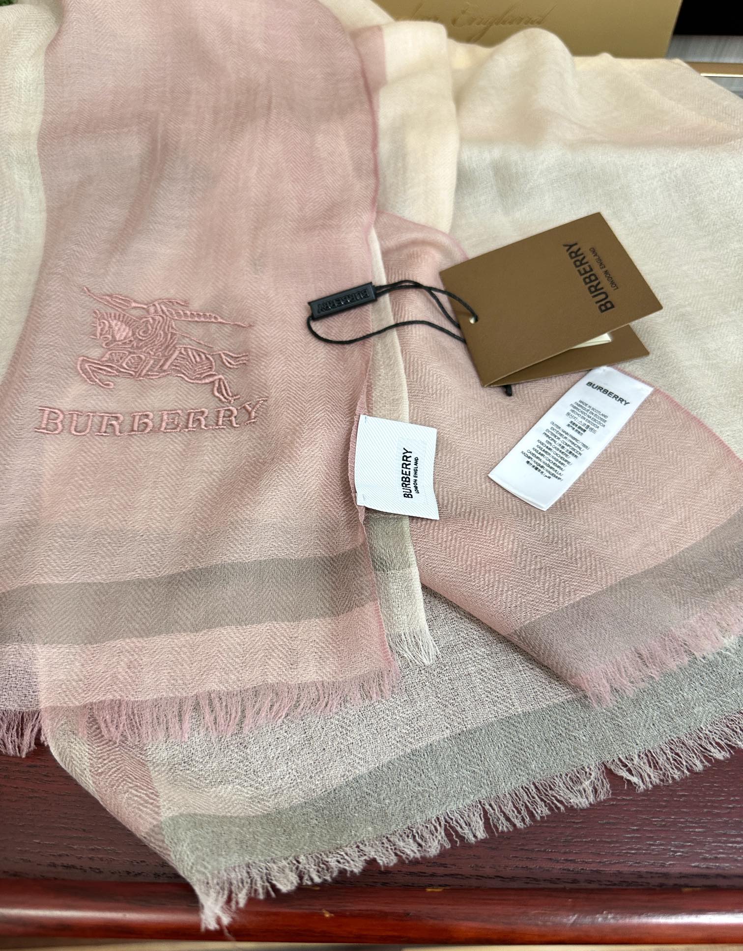 Burberry 上新 2050 巴宝莉 重磅推荐 火爆N年的格子 人人都喜欢 时潮人都有好几条巴家围巾放在衣橱