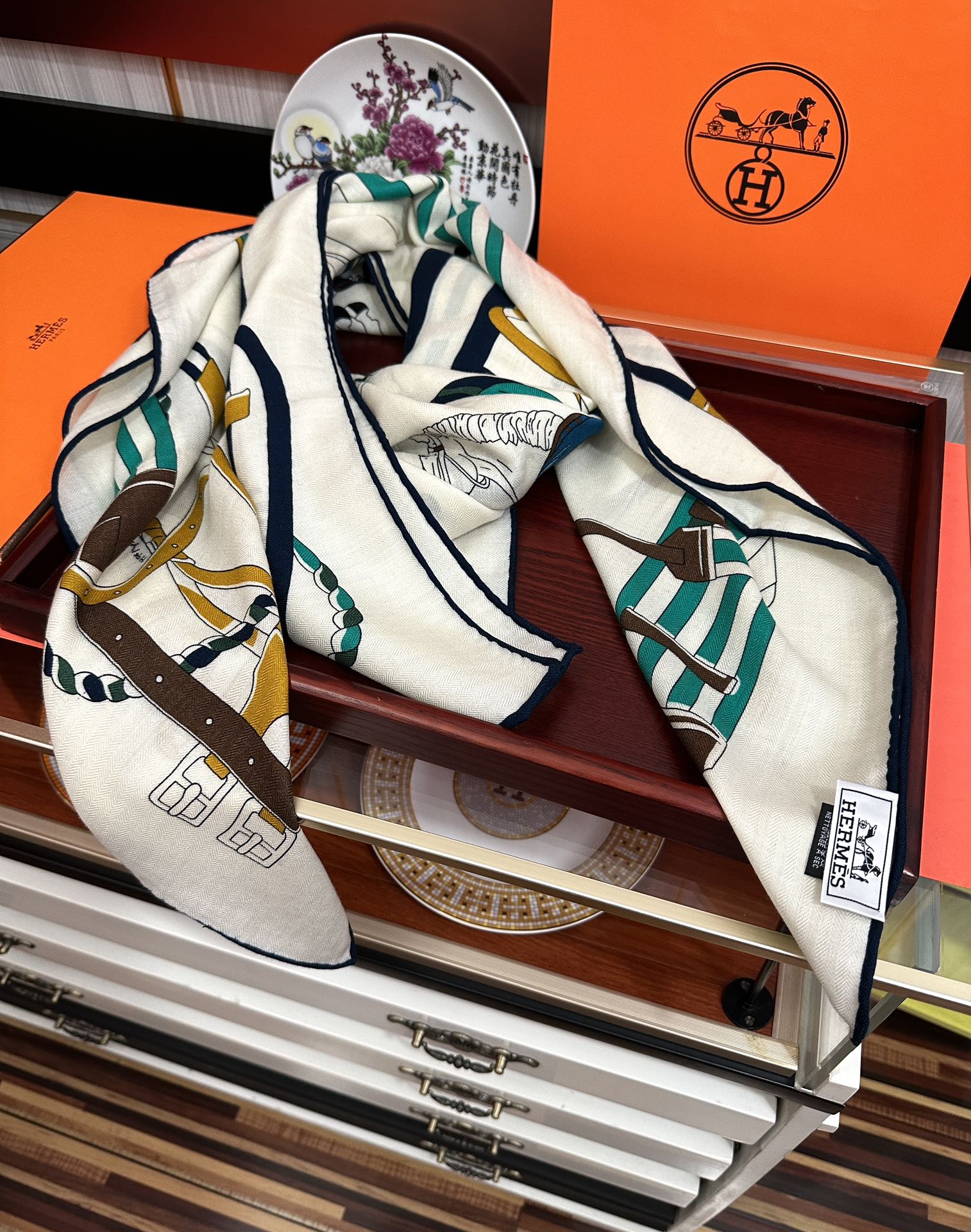 Hermès 爱马仕2025秋冬新款 新一季丝巾采购清单估计各位养马人们已经列好了 我就不推荐了回头分享一下部分 款的老款信息资料供大家参考 本季必购《Rondsdemarch》(圆场漫步) 一条来自丝巾羊绒丝方巾也不知道是马元素在男士方巾上运用比例高还是正好我每一条无论从配色还是主题图案都深得我心 也相较女款好驾驭 还便宜 大家 尺寸:140X140、材质：30%真丝+70丝绒
