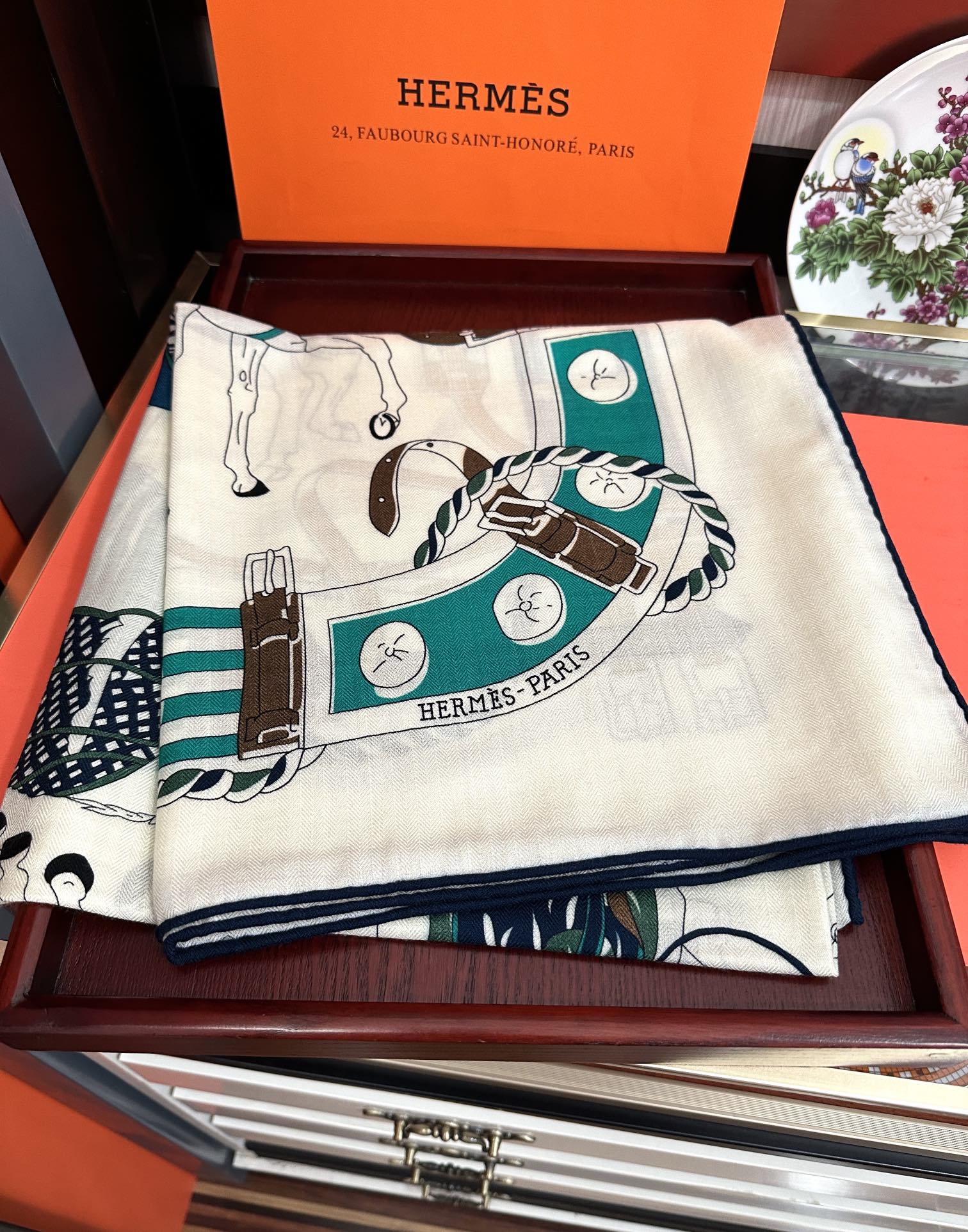 Hermès 爱马仕2025秋冬新款 新一季丝巾采购清单估计各位养马人们已经列好了 我就不推荐了回头分享一下部分 款的老款信息资料供大家参考 本季必购《Rondsdemarch》(圆场漫步) 一条来自丝巾羊绒丝方巾也不知道是马元素在男士方巾上运用比例高还是正好我每一条无论从配色还是主题图案都深得我心 也相较女款好驾驭 还便宜 大家 尺寸:140X140、材质：30%真丝+70丝绒
