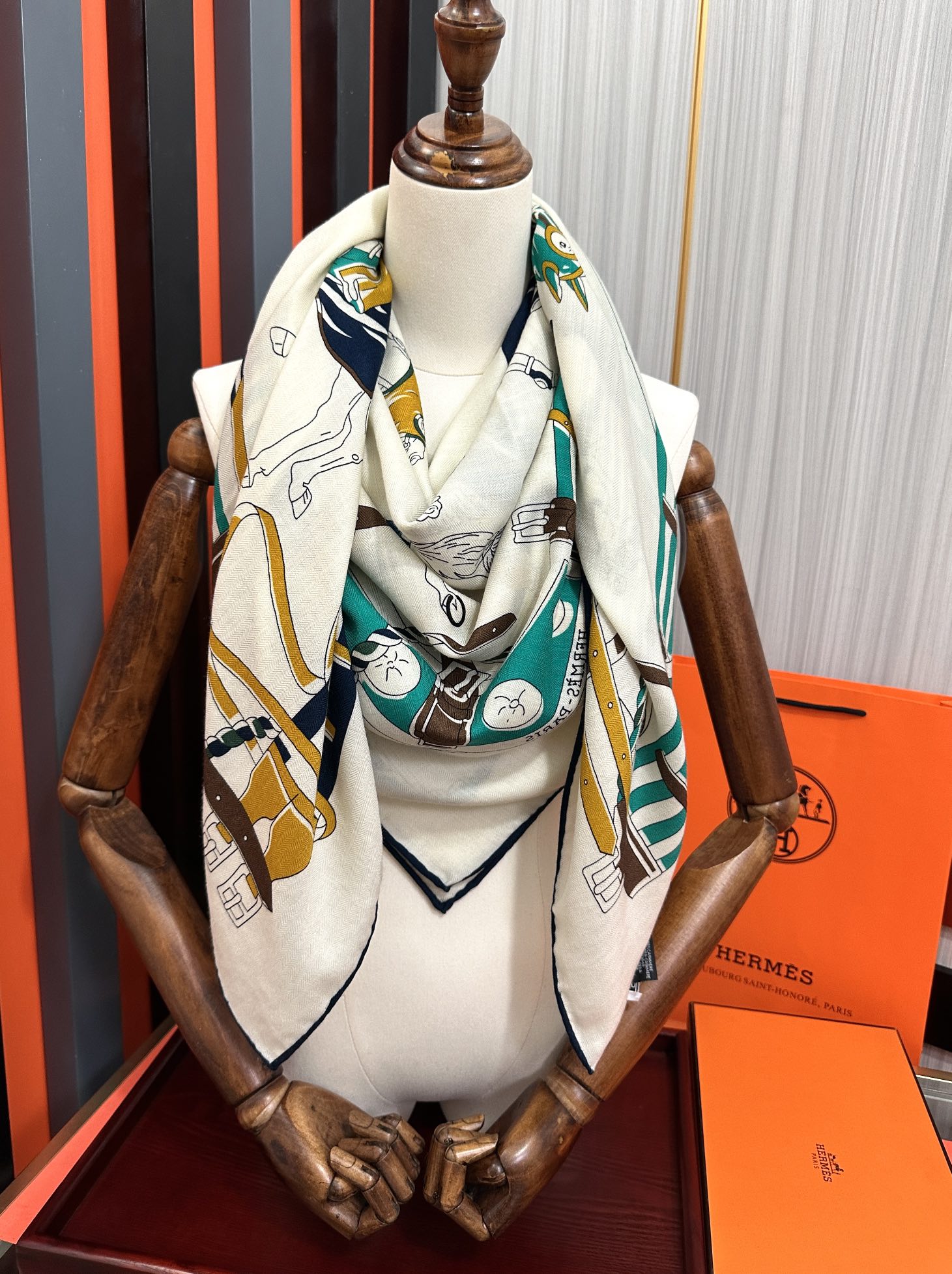 Hermès 爱马仕2025秋冬新款 新一季丝巾采购清单估计各位养马人们已经列好了 我就不推荐了回头分享一下部分 款的老款信息资料供大家参考 本季必购《Rondsdemarch》(圆场漫步) 一条来自丝巾羊绒丝方巾也不知道是马元素在男士方巾上运用比例高还是正好我每一条无论从配色还是主题图案都深得我心 也相较女款好驾驭 还便宜 大家 尺寸:140X140、材质：30%真丝+70丝绒