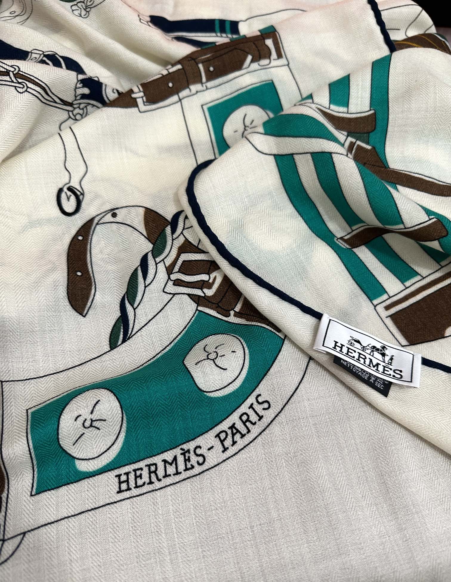 Hermès 爱马仕2025秋冬新款 新一季丝巾采购清单估计各位养马人们已经列好了 我就不推荐了回头分享一下部分 款的老款信息资料供大家参考 本季必购《Rondsdemarch》(圆场漫步) 一条来自丝巾羊绒丝方巾也不知道是马元素在男士方巾上运用比例高还是正好我每一条无论从配色还是主题图案都深得我心 也相较女款好驾驭 还便宜 大家 尺寸:140X140、材质：30%真丝+70丝绒