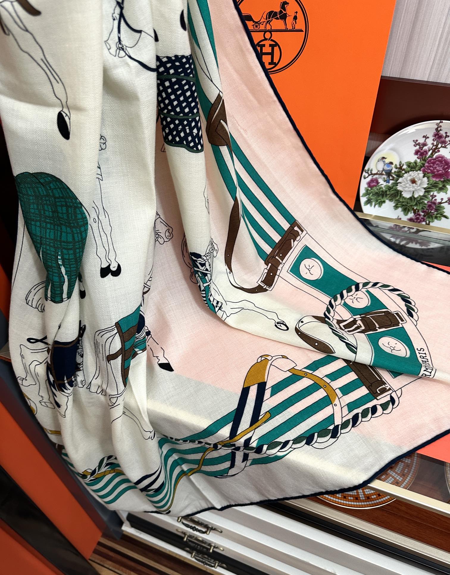 Hermès 爱马仕2025秋冬新款 新一季丝巾采购清单估计各位养马人们已经列好了 我就不推荐了回头分享一下部分 款的老款信息资料供大家参考 本季必购《Rondsdemarch》(圆场漫步) 一条来自丝巾羊绒丝方巾也不知道是马元素在男士方巾上运用比例高还是正好我每一条无论从配色还是主题图案都深得我心 也相较女款好驾驭 还便宜 大家 尺寸:140X140、材质：30%真丝+70丝绒