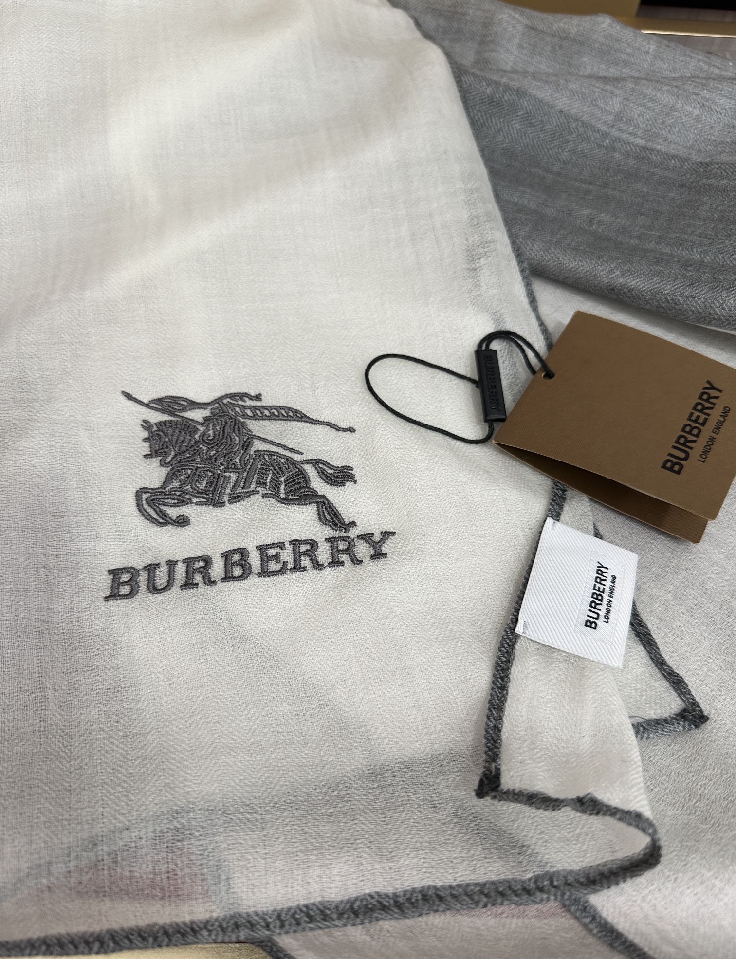 Burberry 巴宝莉 采用内蒙古山羊绒 重磅推荐 火爆 人人都喜欢 时潮人都有好几条巴家围巾放在衣橱
