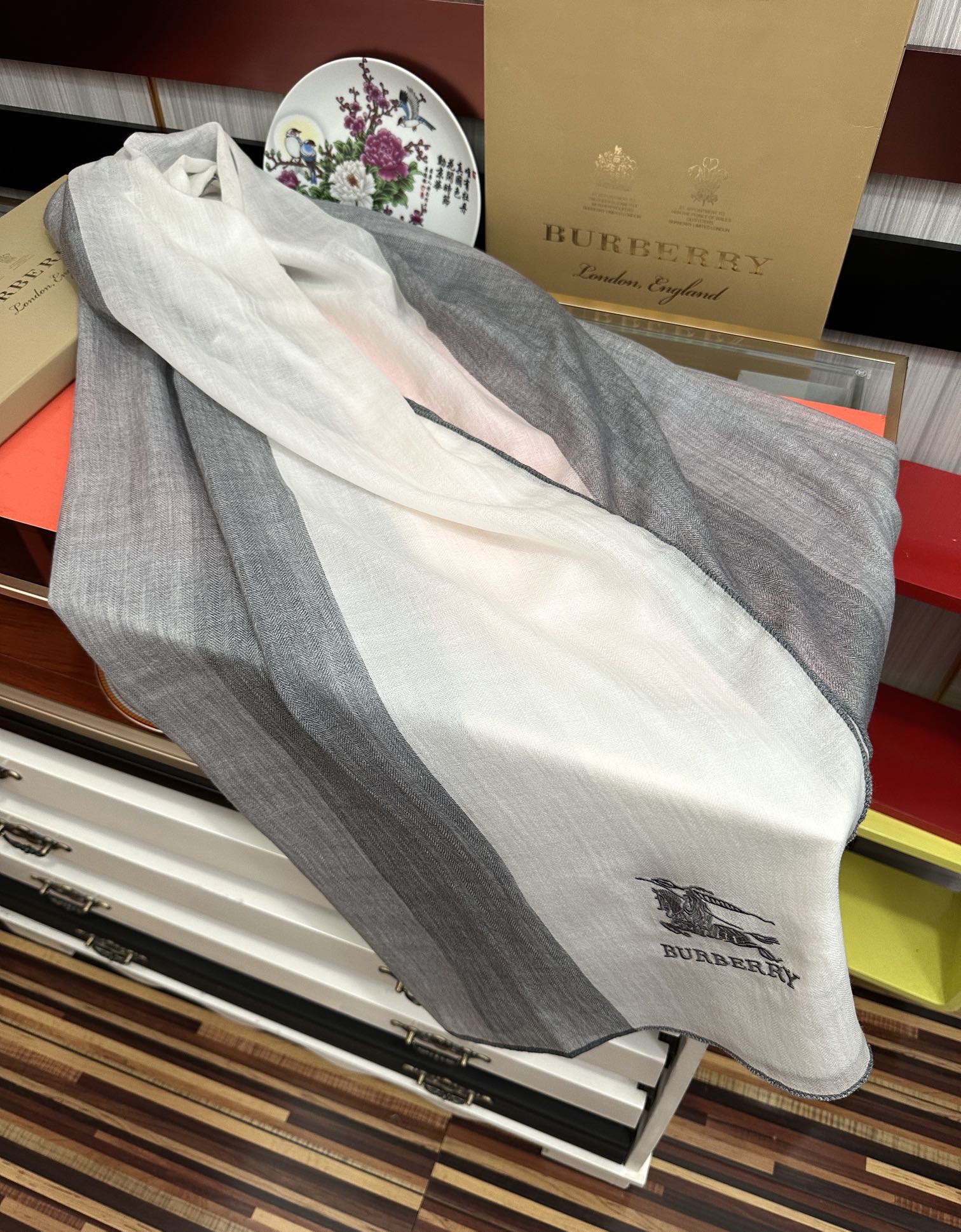 Burberry 巴宝莉 采用内蒙古山羊绒 重磅推荐 火爆 人人都喜欢 时潮人都有好几条巴家围巾放在衣橱