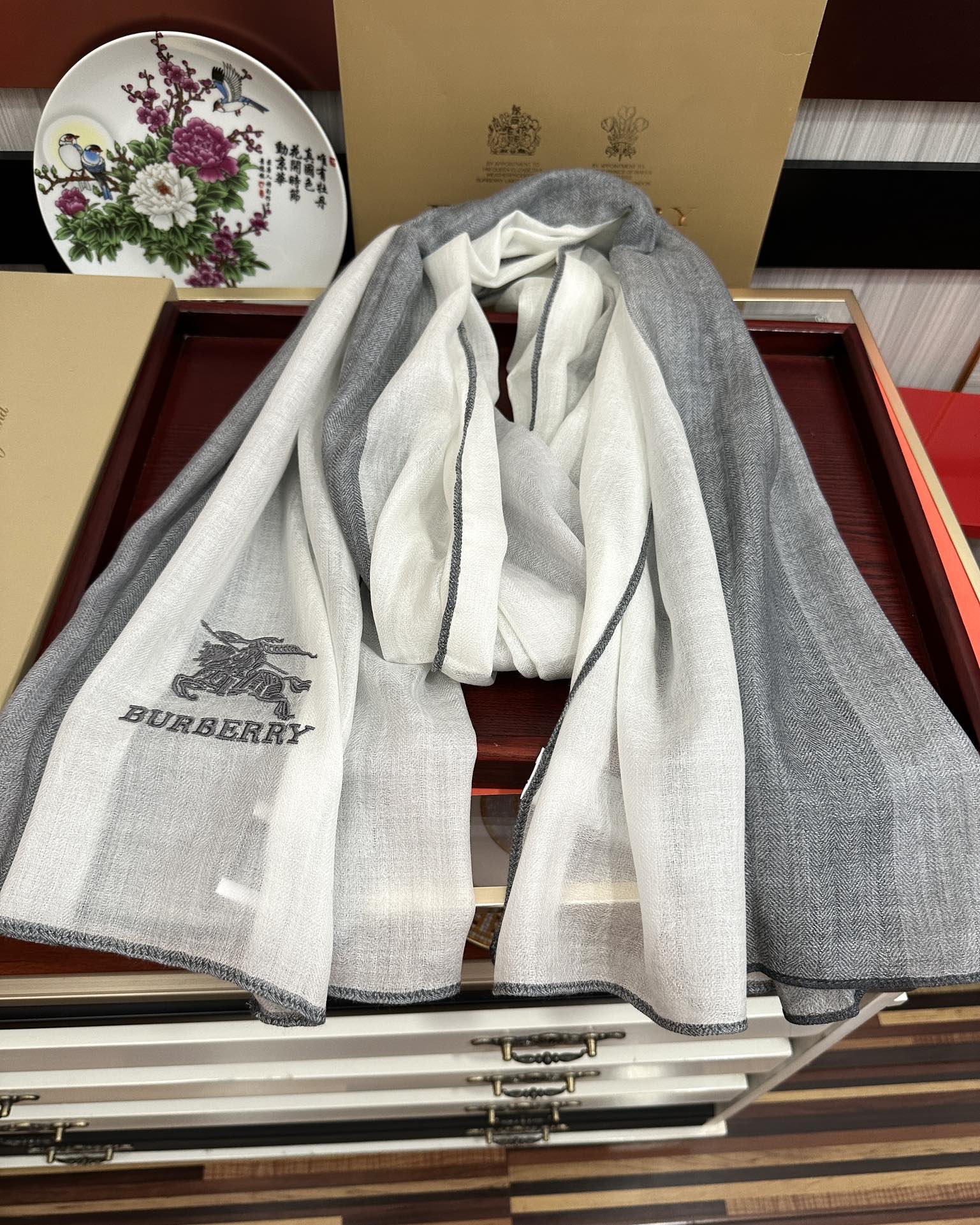 Burberry 巴宝莉 采用内蒙古山羊绒 重磅推荐 火爆 人人都喜欢 时潮人都有好几条巴家围巾放在衣橱
