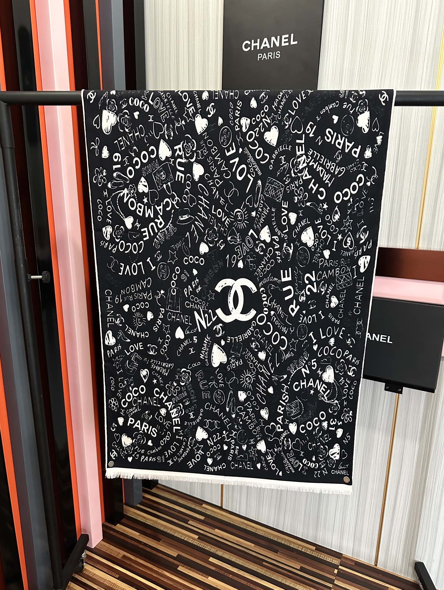 Chanel 新款 小香 双面同色 2025【coco涂鸦系列】太美了 下手一定要快 四季都可以用 真心美的让人非常非上身效果简直美翻了 品质非常完美 整个围巾给人气场的同时又非常 秀丽 绝对值得入手的新款 实物一拿到就会庆幸自己是女人的绝美好货 尺寸：65x185
