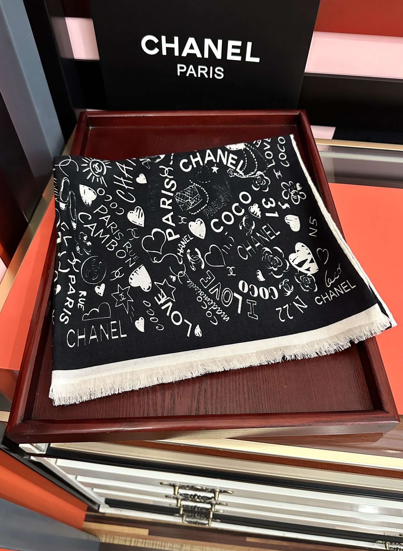 Chanel 新款 小香 双面同色 2025【coco涂鸦系列】太美了 下手一定要快 四季都可以用 真心美的让人非常非上身效果简直美翻了 品质非常完美 整个围巾给人气场的同时又非常 秀丽 绝对值得入手的新款 实物一拿到就会庆幸自己是女人的绝美好货 尺寸：65x185