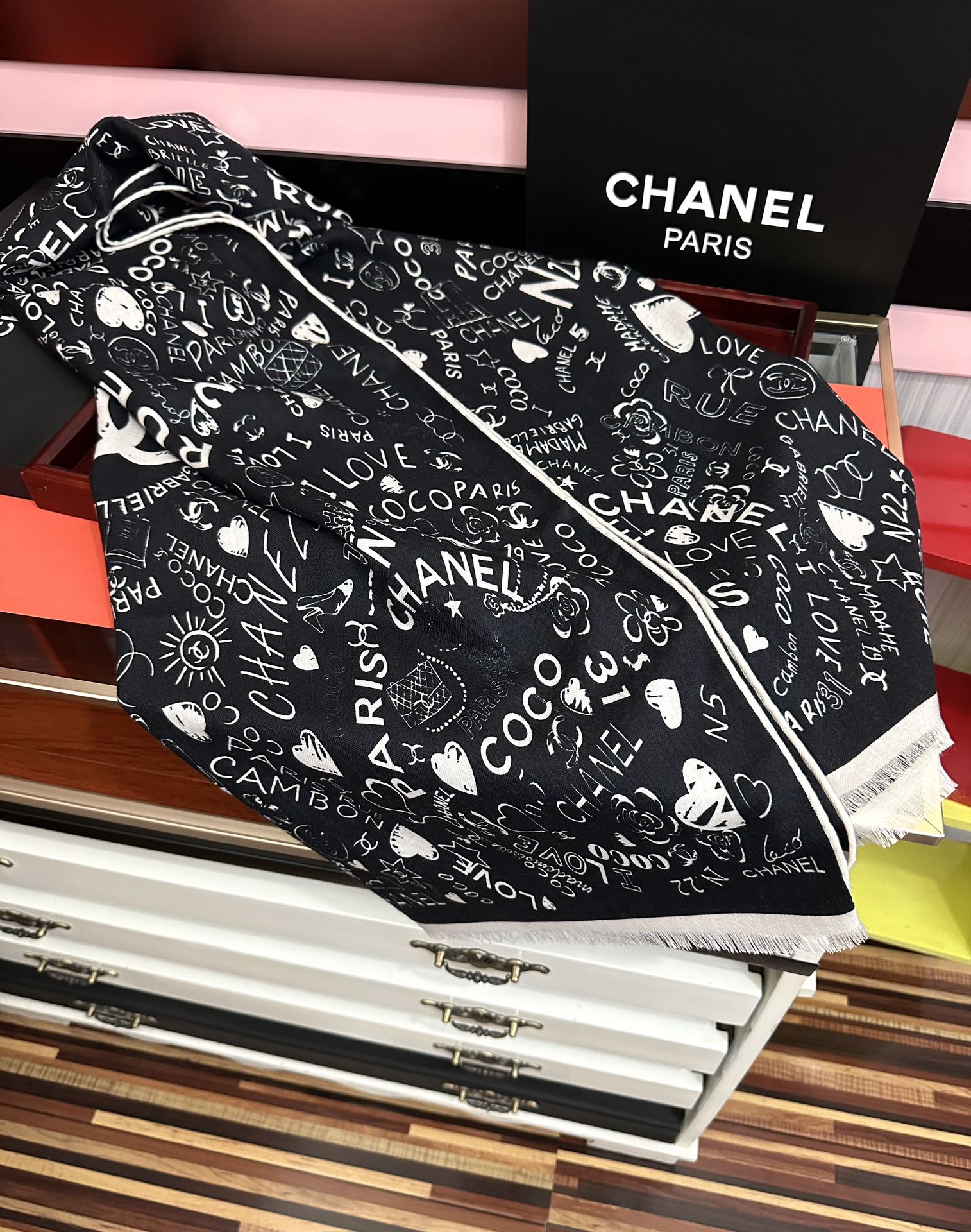 Chanel 新款 小香 双面同色 2025【coco涂鸦系列】太美了 下手一定要快 四季都可以用 真心美的让人非常非上身效果简直美翻了 品质非常完美 整个围巾给人气场的同时又非常 秀丽 绝对值得入手的新款 实物一拿到就会庆幸自己是女人的绝美好货 尺寸：65x185